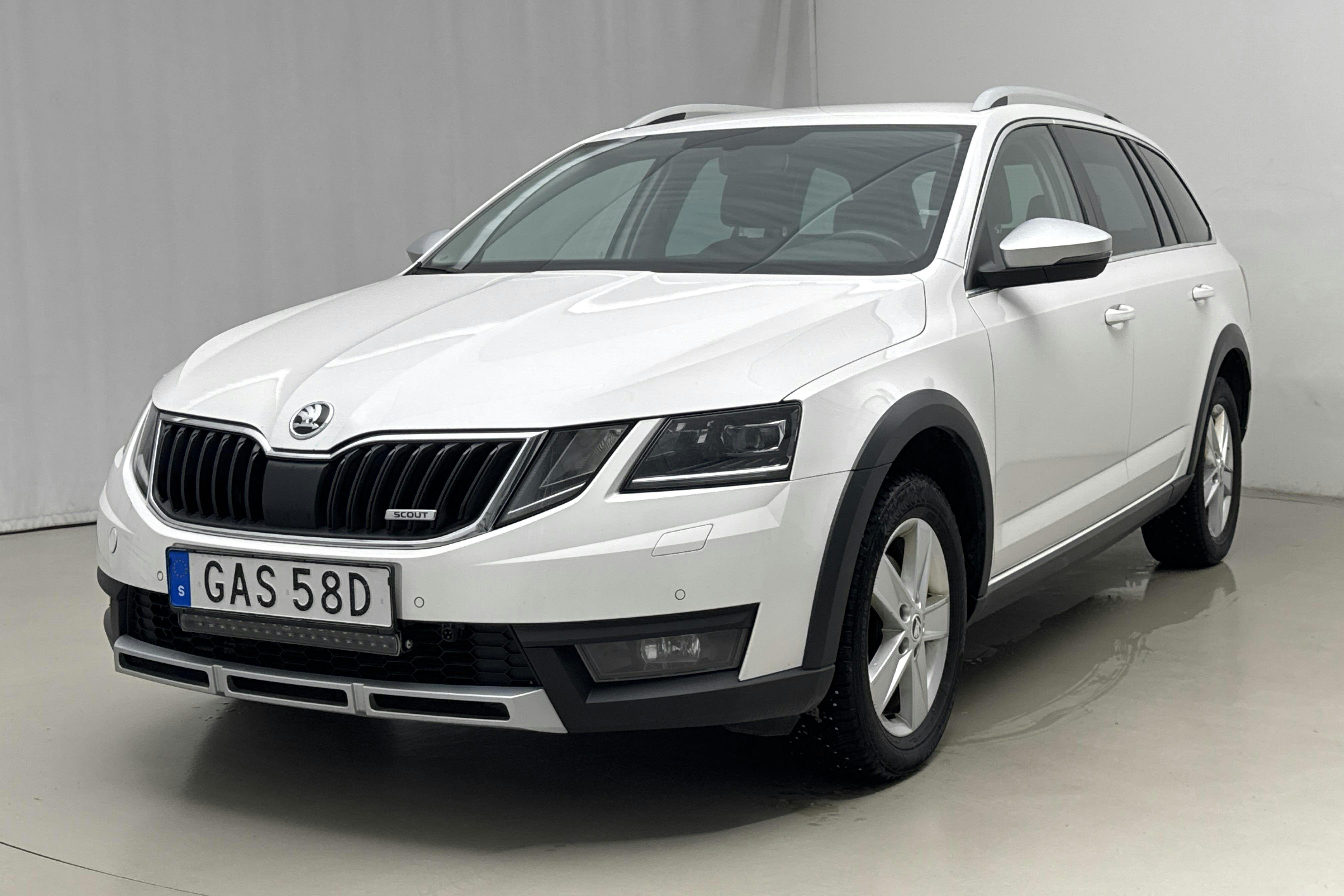 Presentation photo 1 of 22: Skoda Octavia Scout II 2.0 TDI 4X4 (150hk) - 147 920 km - Automatic - white - 2019