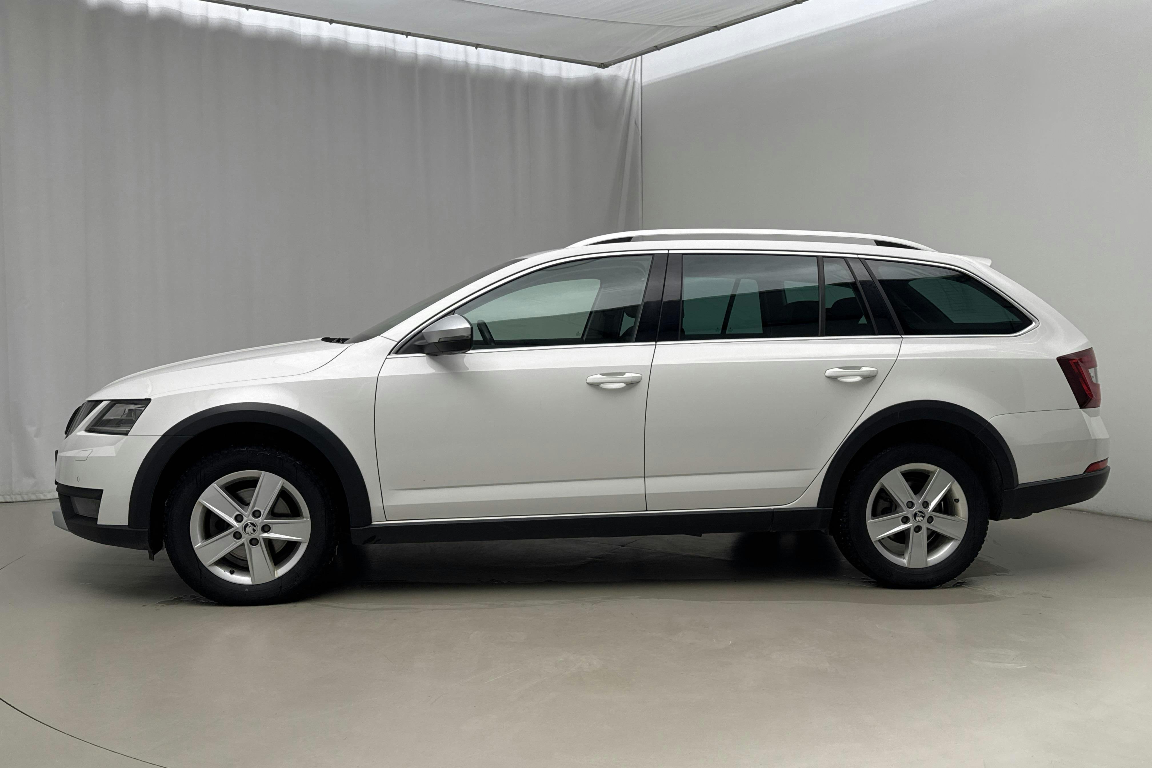 Presentation photo 2 of 22: Skoda Octavia Scout II 2.0 TDI 4X4 (150hk) - 147 920 km - Automatic - white - 2019