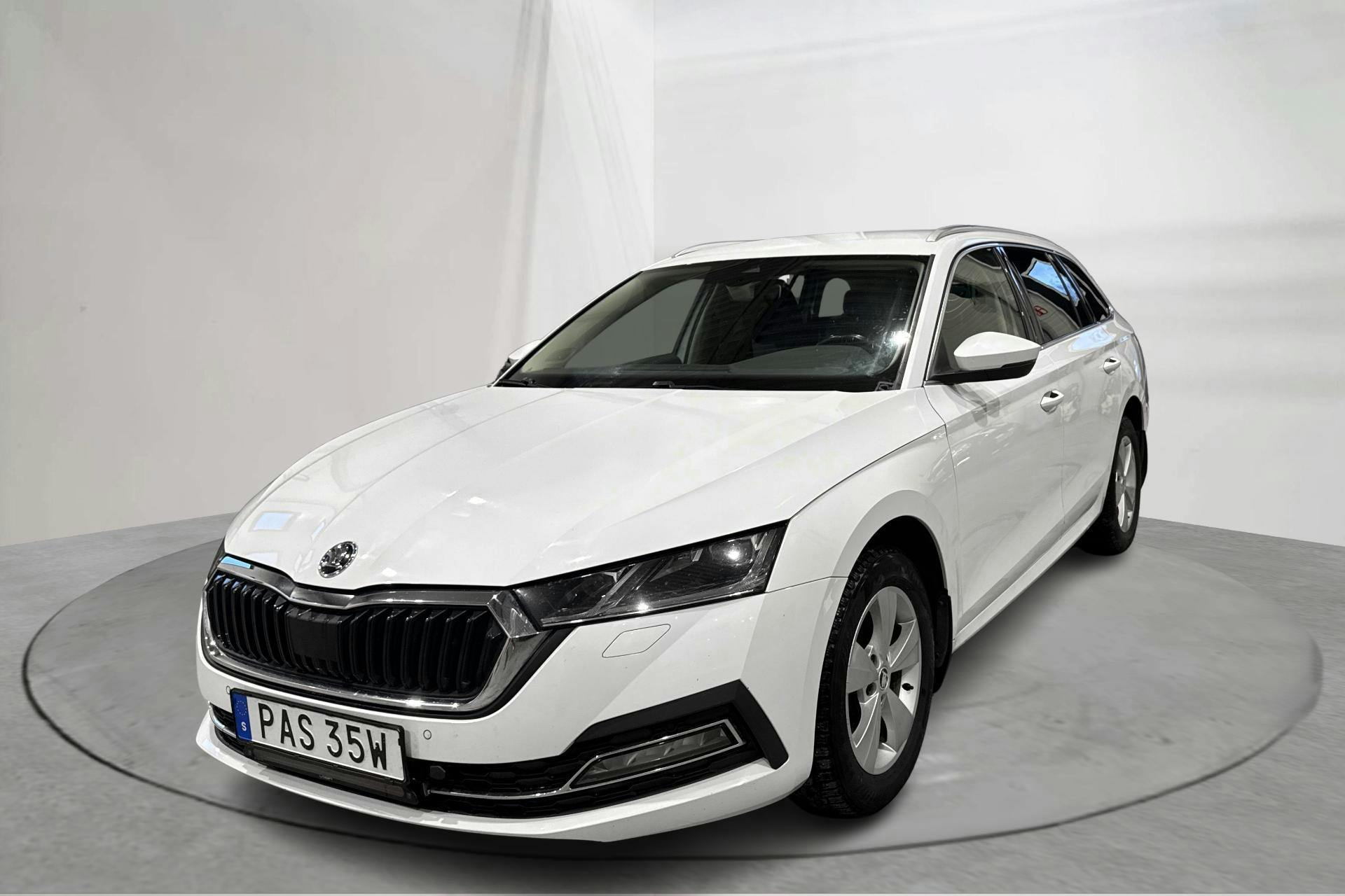 Presentationsfoto 1 av 16: Skoda Octavia 2.0 TDI Combi (150hk) - 16 379 mil - Automat - vit - 2020