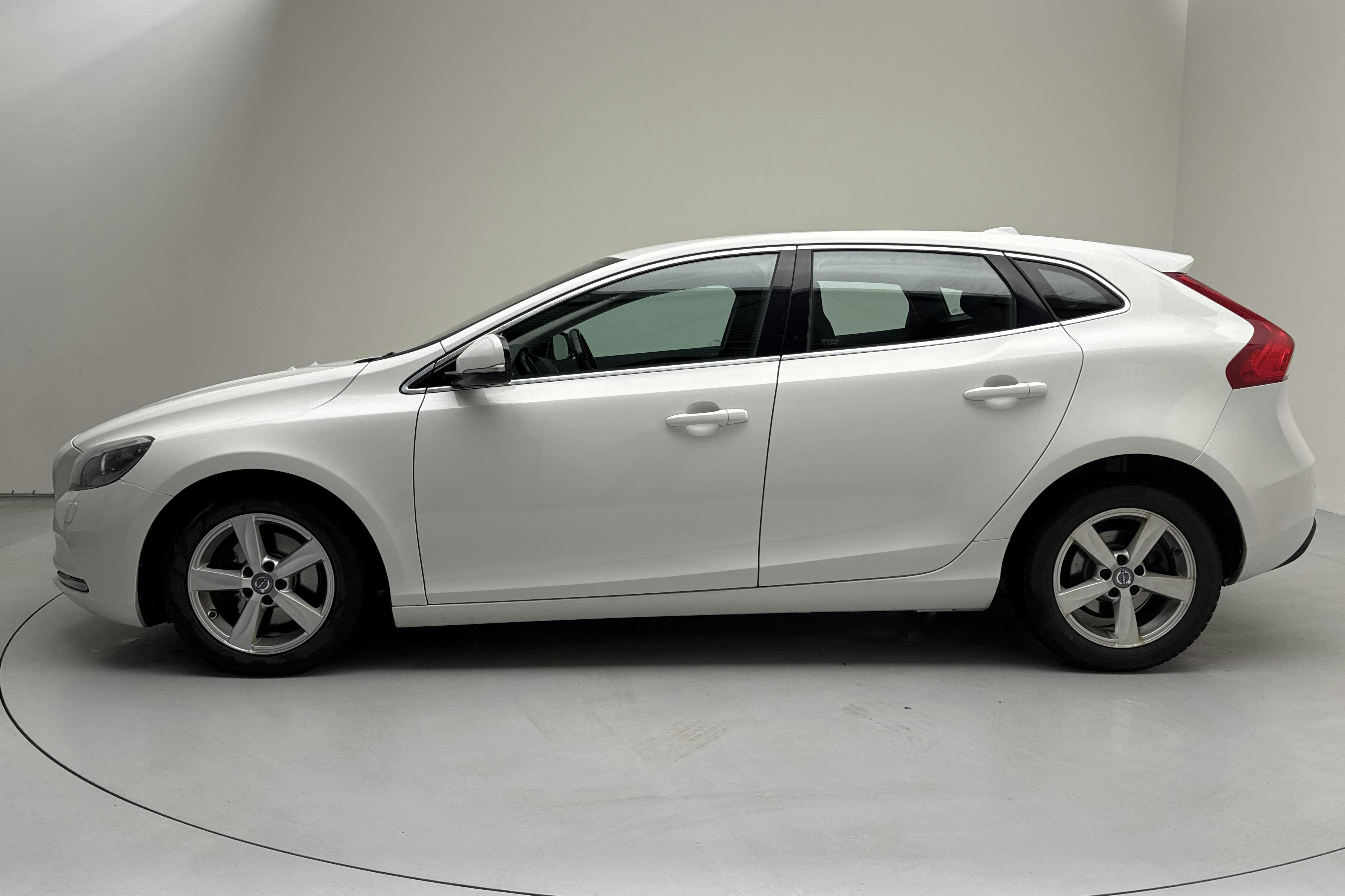 Presentationsfoto 2 av 13: Volvo V40 D2 (115hk) - 18 693 mil - Automat - vit - 2014