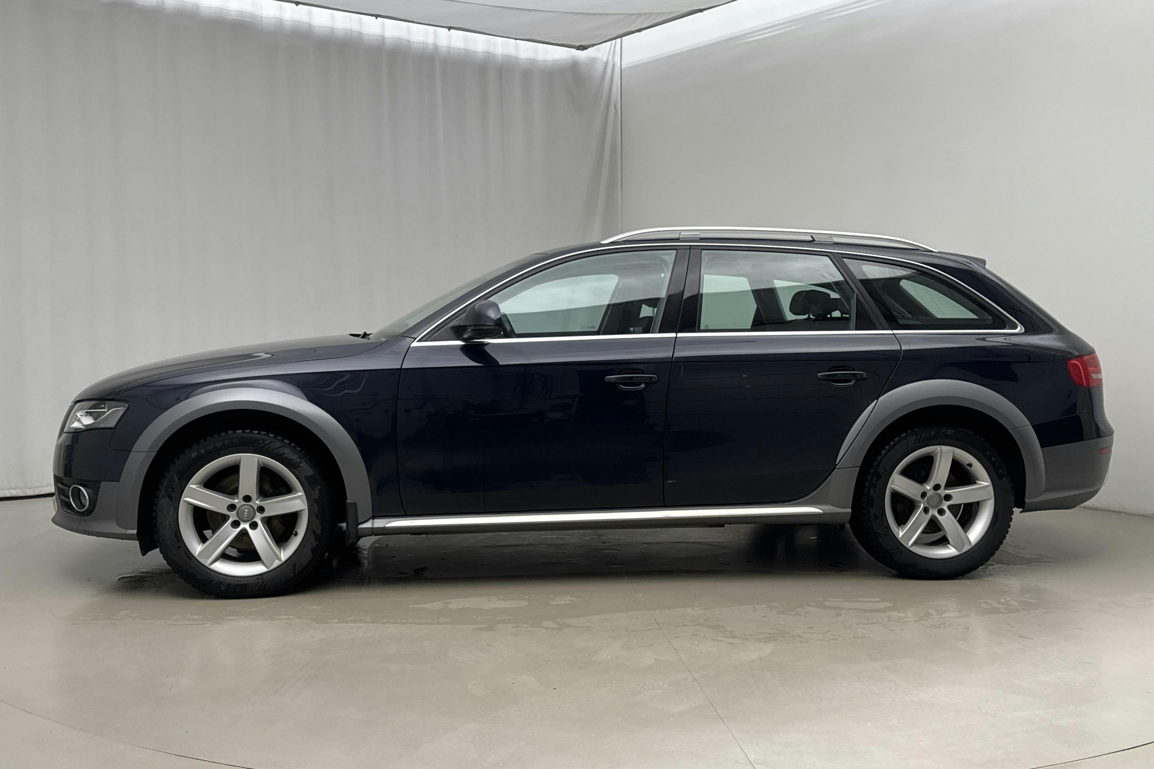 Presentationsfoto 2 av 17: Audi A4 Allroad 2.0 TDI Avant quattro (170hk) - 13 165 mil - Manuell - blå - 2011