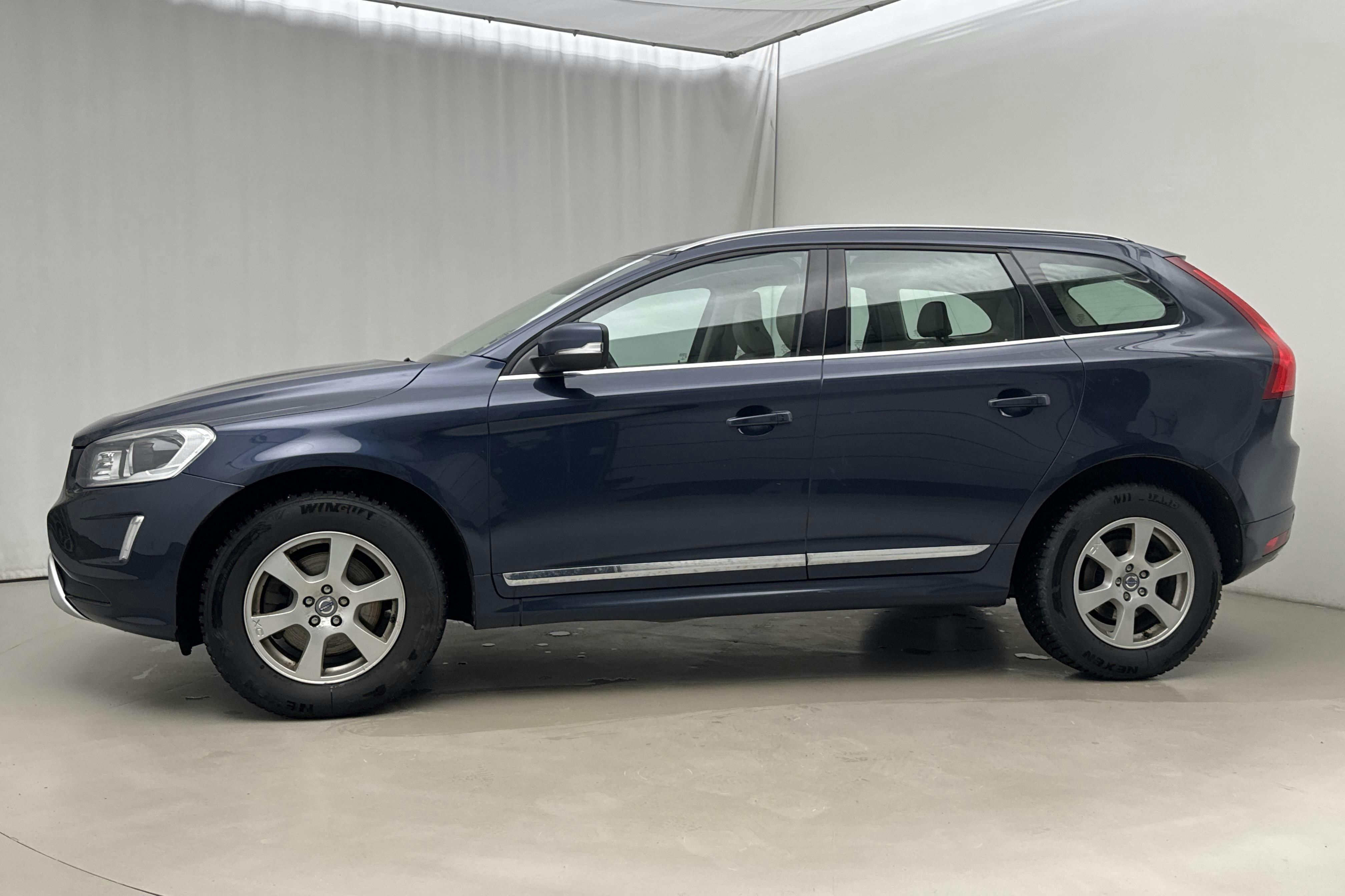 Presentationsfoto 2 av 19: Volvo XC60 D4 2WD (181hk) - 18 507 mil - Manuell - blå - 2014