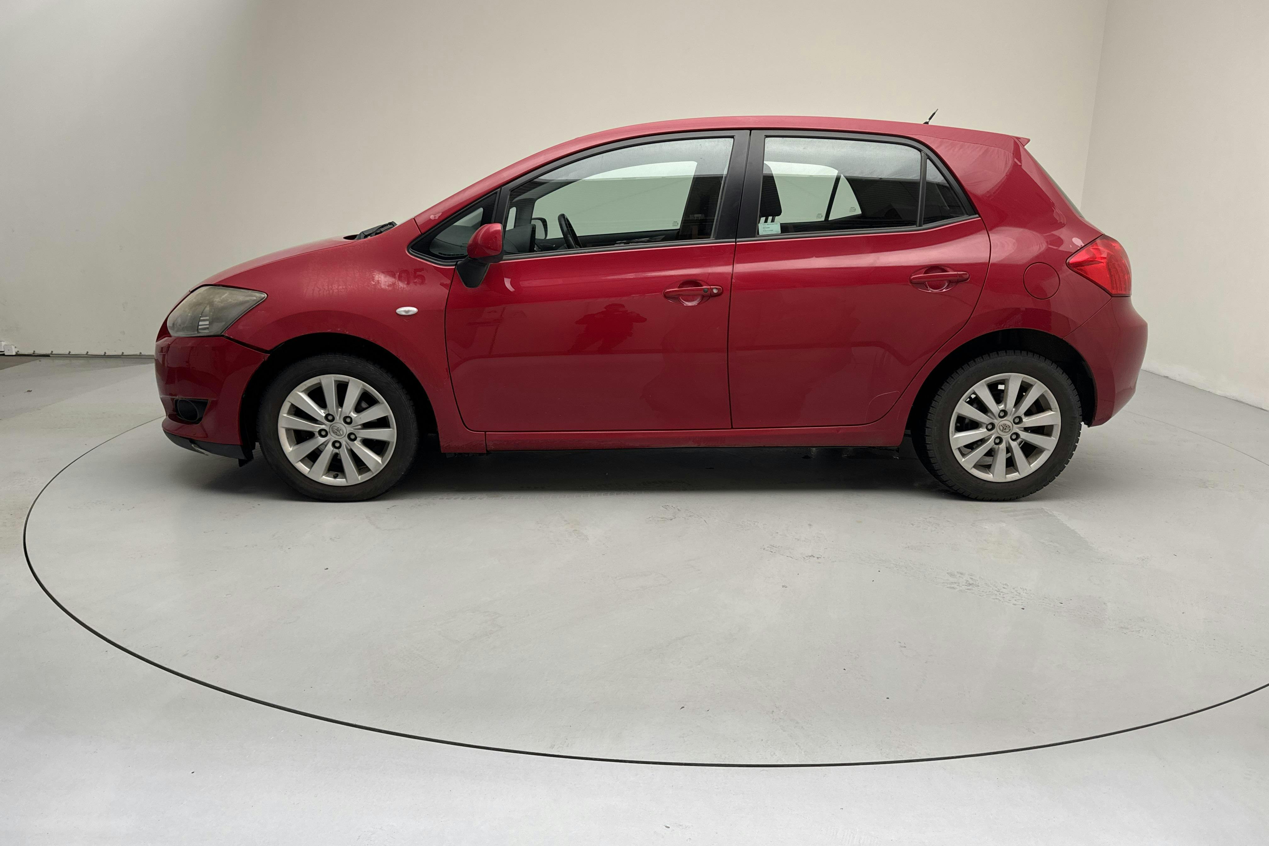 Esittelykuva 2 osoitteesta 11: Toyota Auris 1.6 VVT-i 5dr (124hk) - 135 460 km - Manuaalinen - punainen - 2007