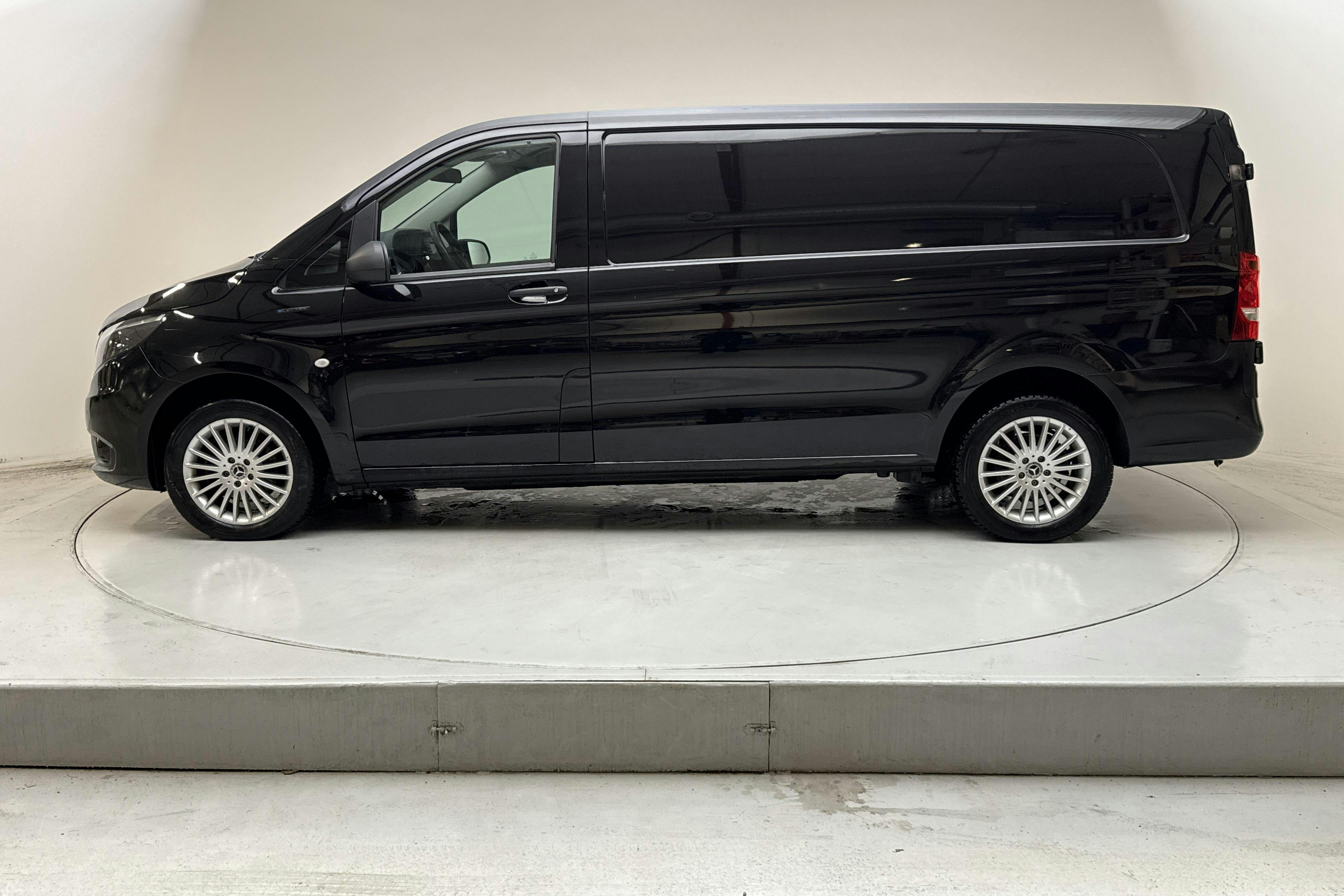 Presentationsfoto 2 av 14: Mercedes eVito Skåp 60kWh W640 (116hk) - 5 873 mil - Automat - svart - 2020