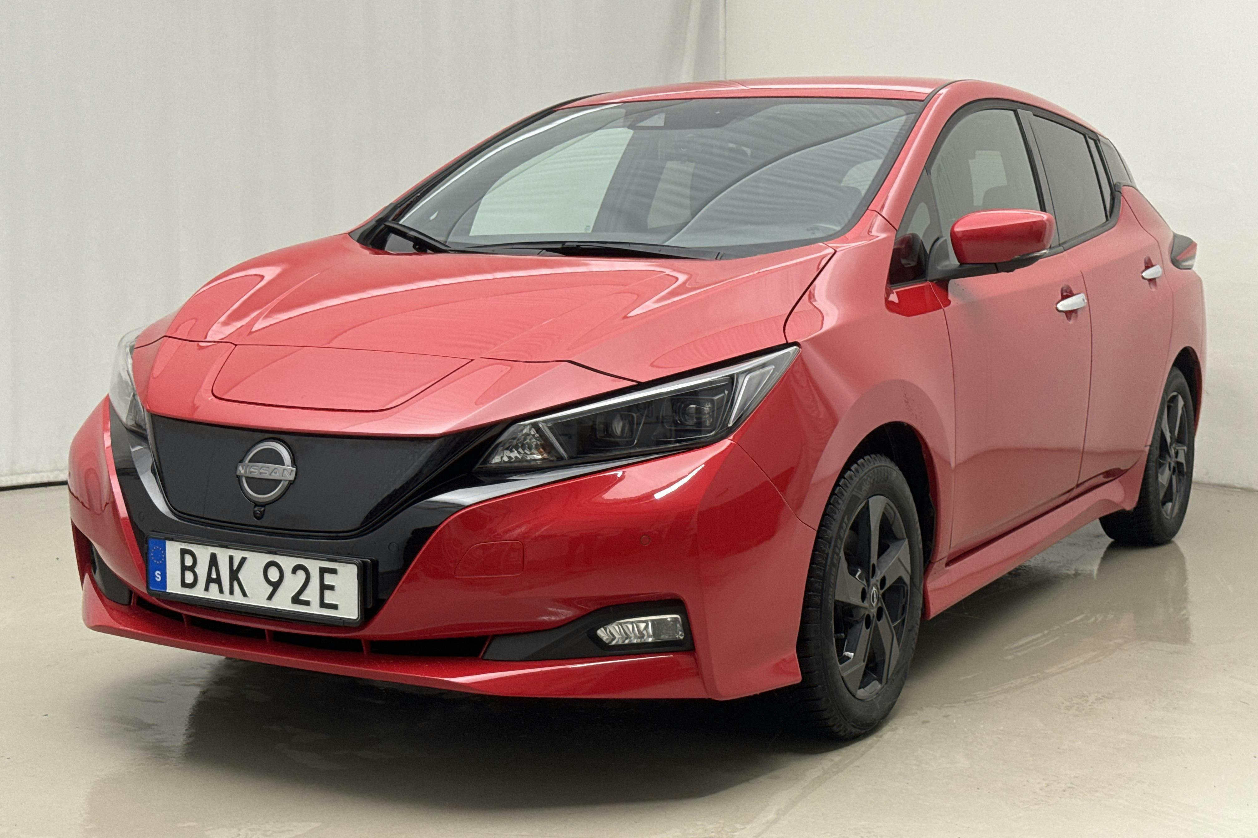 Presentation photo 1 of 21: Nissan LEAF 5dr 39kWh (150hk) - 42 510 km - Automatic - red - 2022
