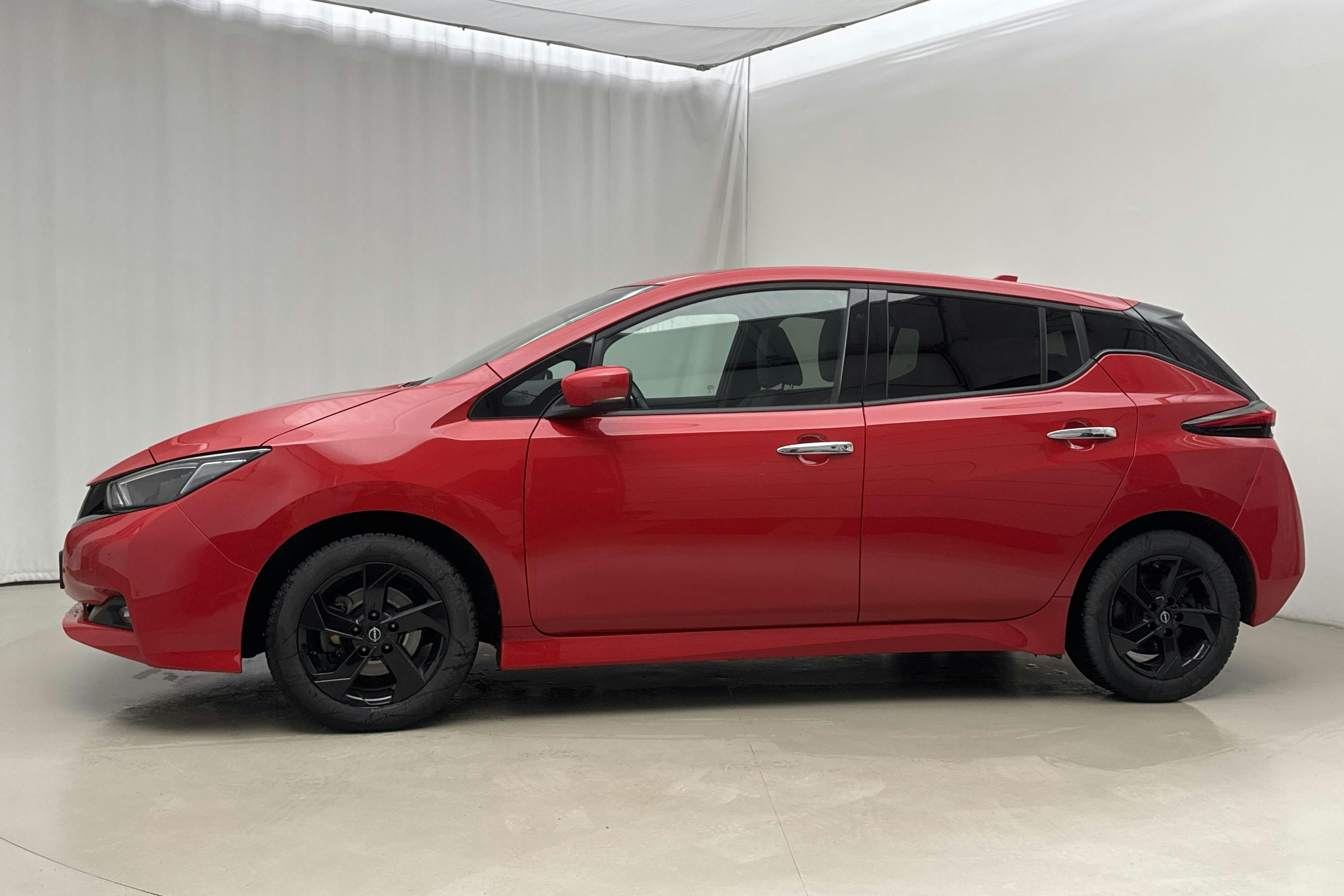 Presentation photo 2 of 21: Nissan LEAF 5dr 39kWh (150hk) - 42 510 km - Automatic - red - 2022