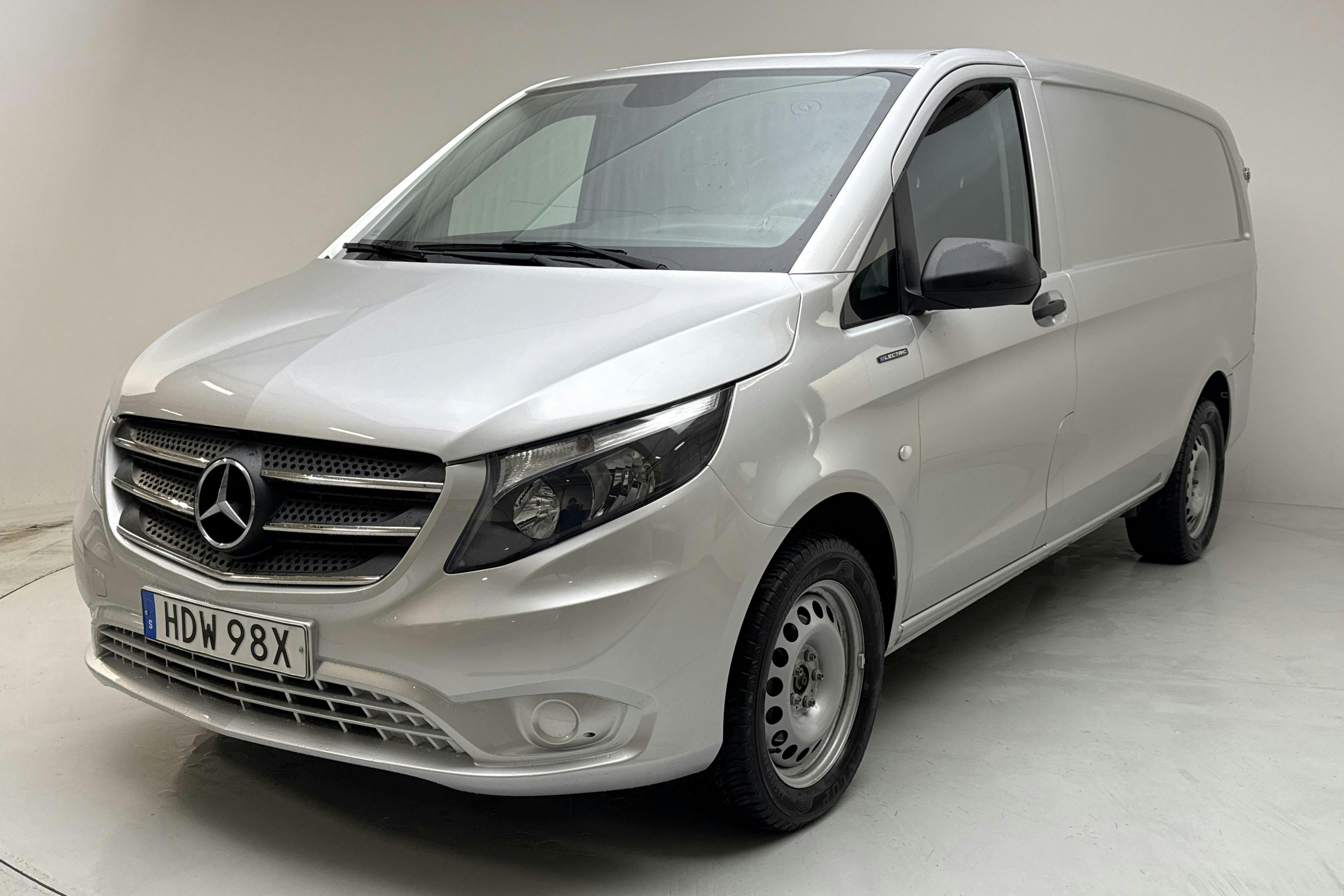 Presentationsfoto 1 av 13: Mercedes eVito Skåp 60kWh W640 (116hk) - 5 680 mil - Automat - silver - 2020