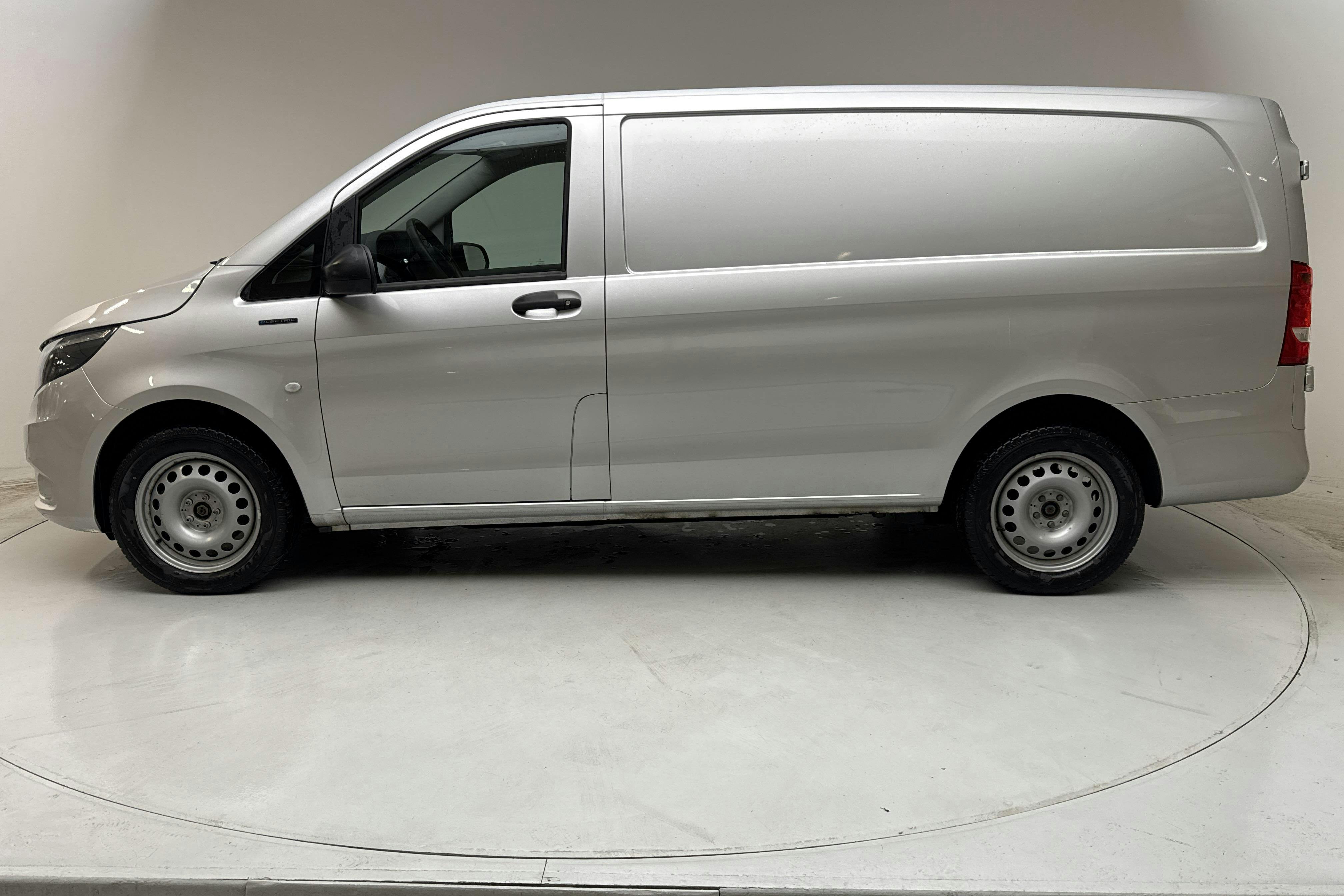 Presentationsfoto 2 av 13: Mercedes eVito Skåp 60kWh W640 (116hk) - 5 680 mil - Automat - silver - 2020