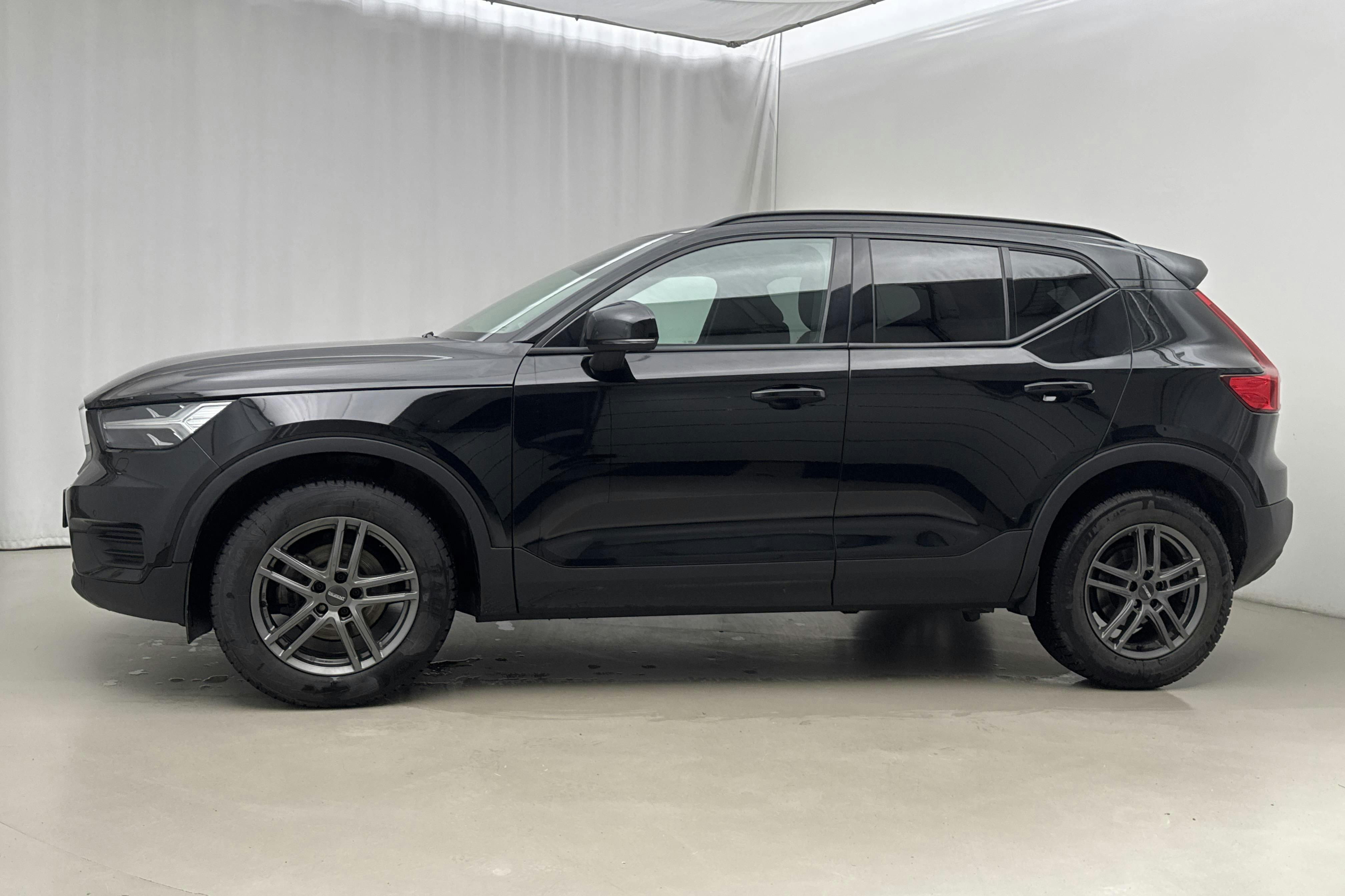 Presentationsfoto 2 av 21: Volvo XC40 T2 2WD (129hk) - 10 421 mil - Automat - svart - 2022