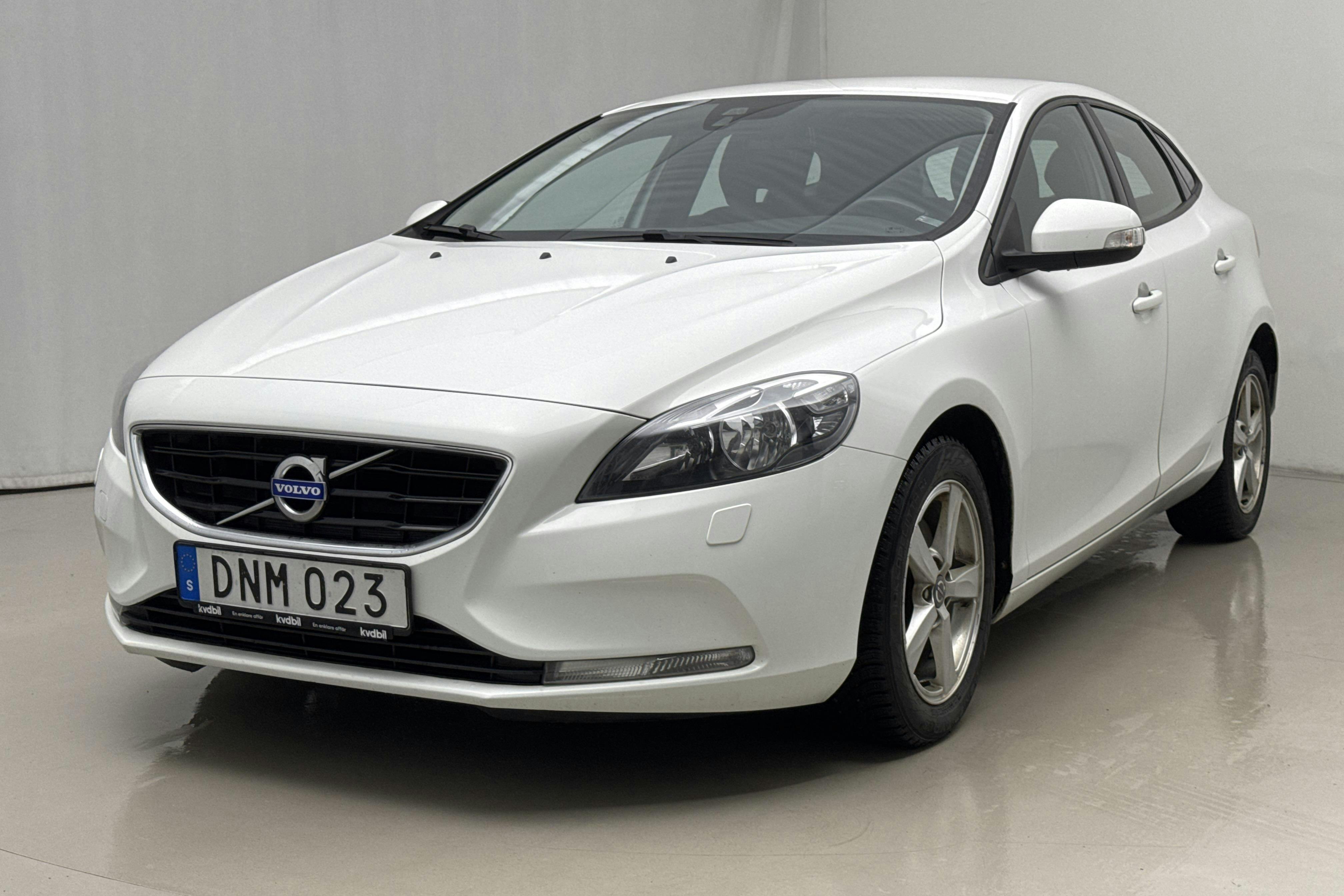 Presentation photo 1 of 17: Volvo V40 T2 (120hk) - 170 980 km - Manual - white - 2015