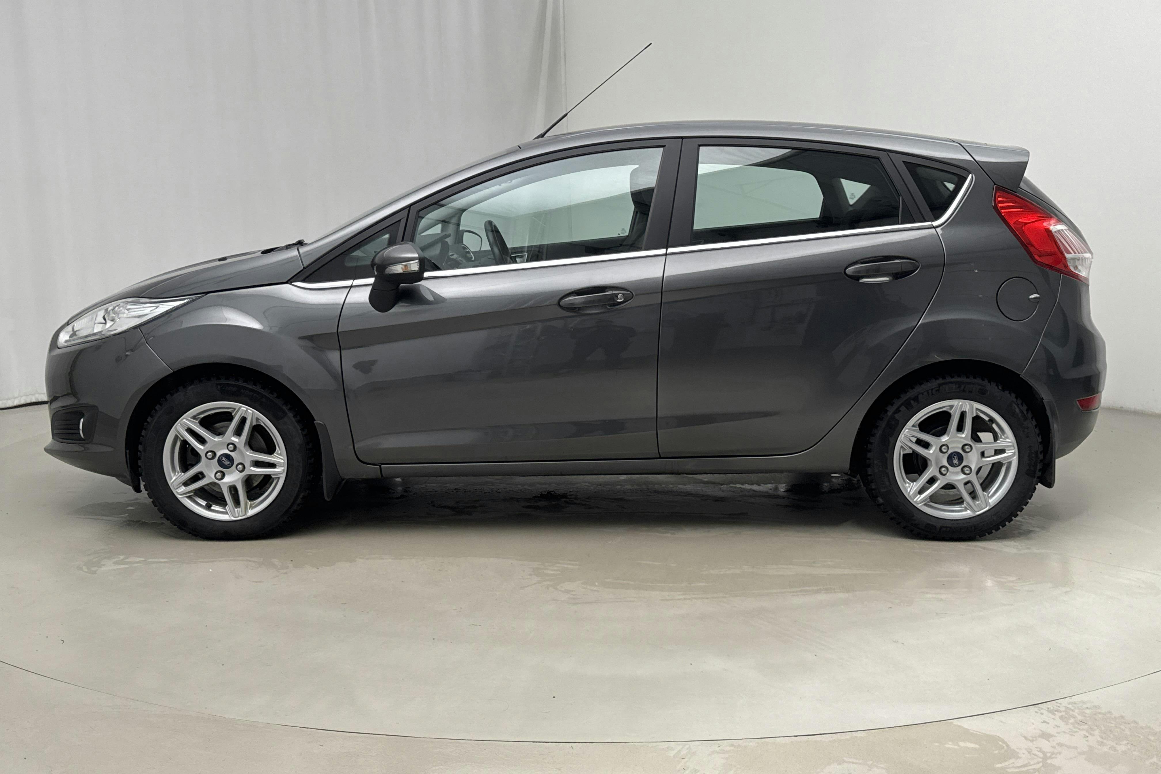 Presentationsfoto 2 av 14: Ford Fiesta 1.0T EcoBoost 5dr (100hk) - 7 299 mil - Automat - grå - 2017