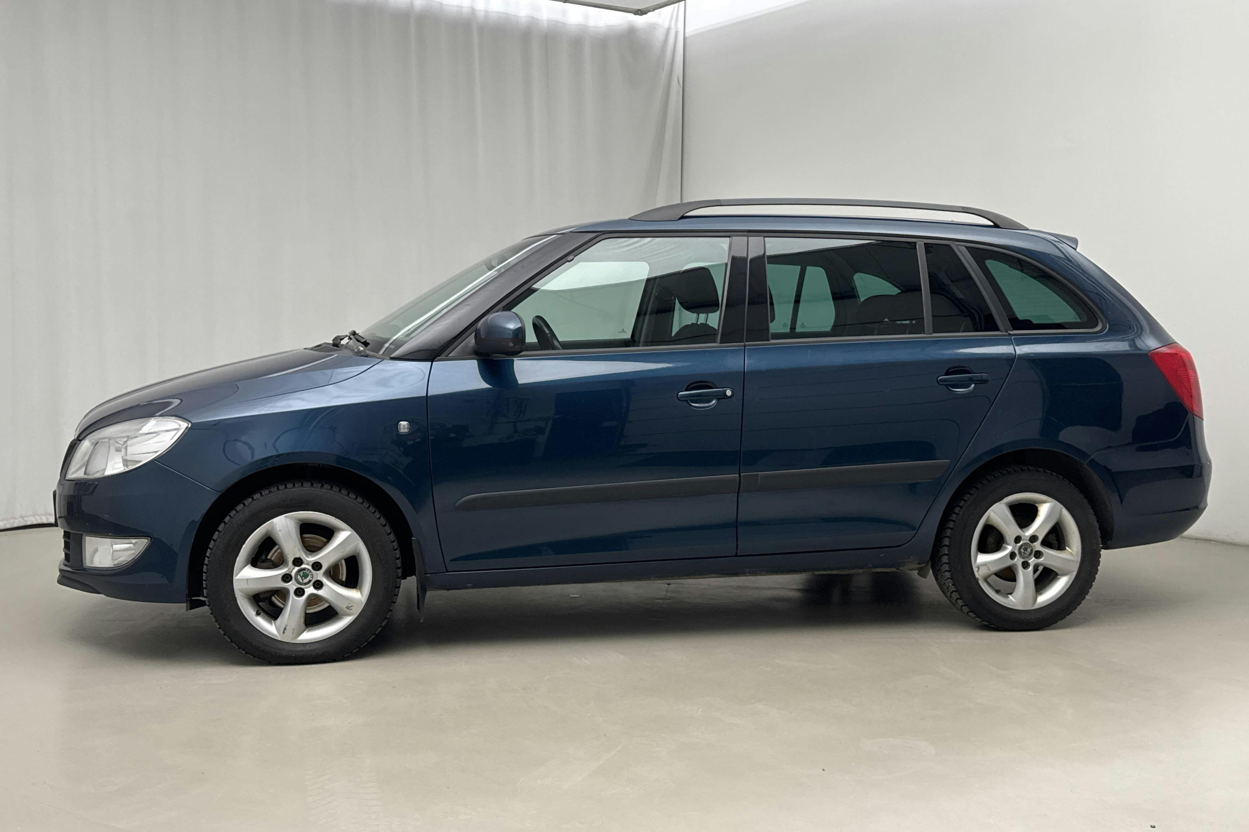 Presentation photo 2 of 16: Skoda Fabia 1.2 TSI Combi (86hk) - 187 290 km - Manual - Dark Blue - 2012
