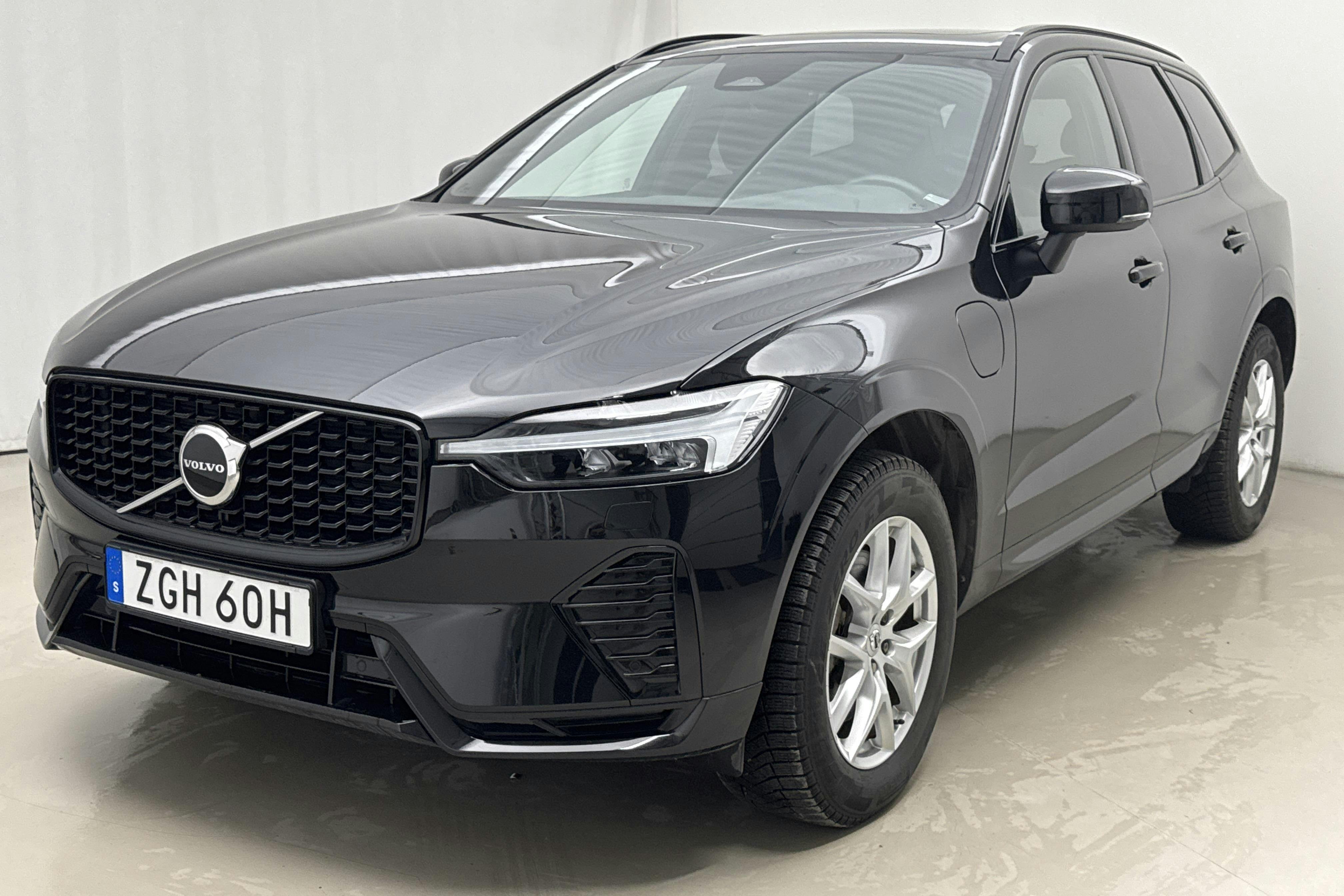 Präsentationsfoto 1 von 23: Volvo XC60 T6 AWD Recharge (350hk) - 38 820 Kilometer - Verkaufsautomat - Schwarz - 2023