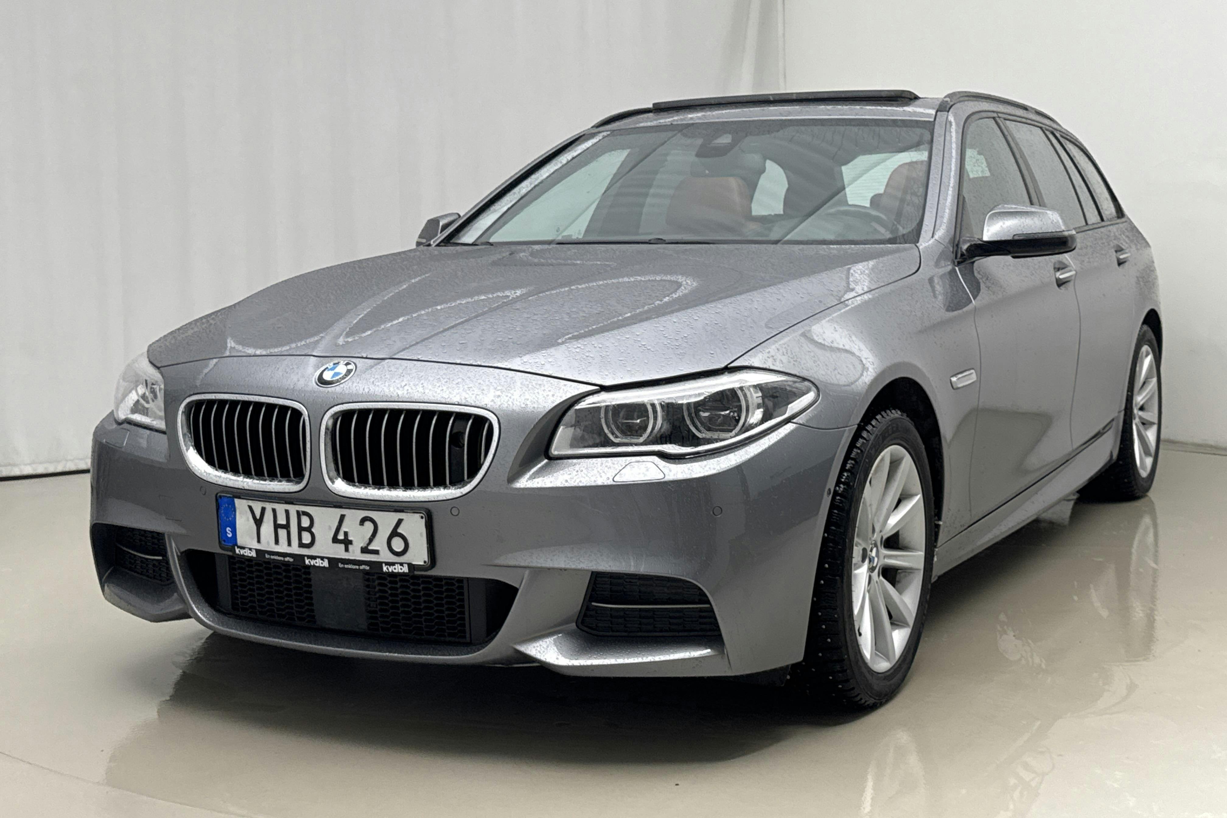 Presentationsfoto 1 av 26: BMW 530d xDrive Touring, F11 (258hk) - 18 852 mil - Automat - grå - 2017