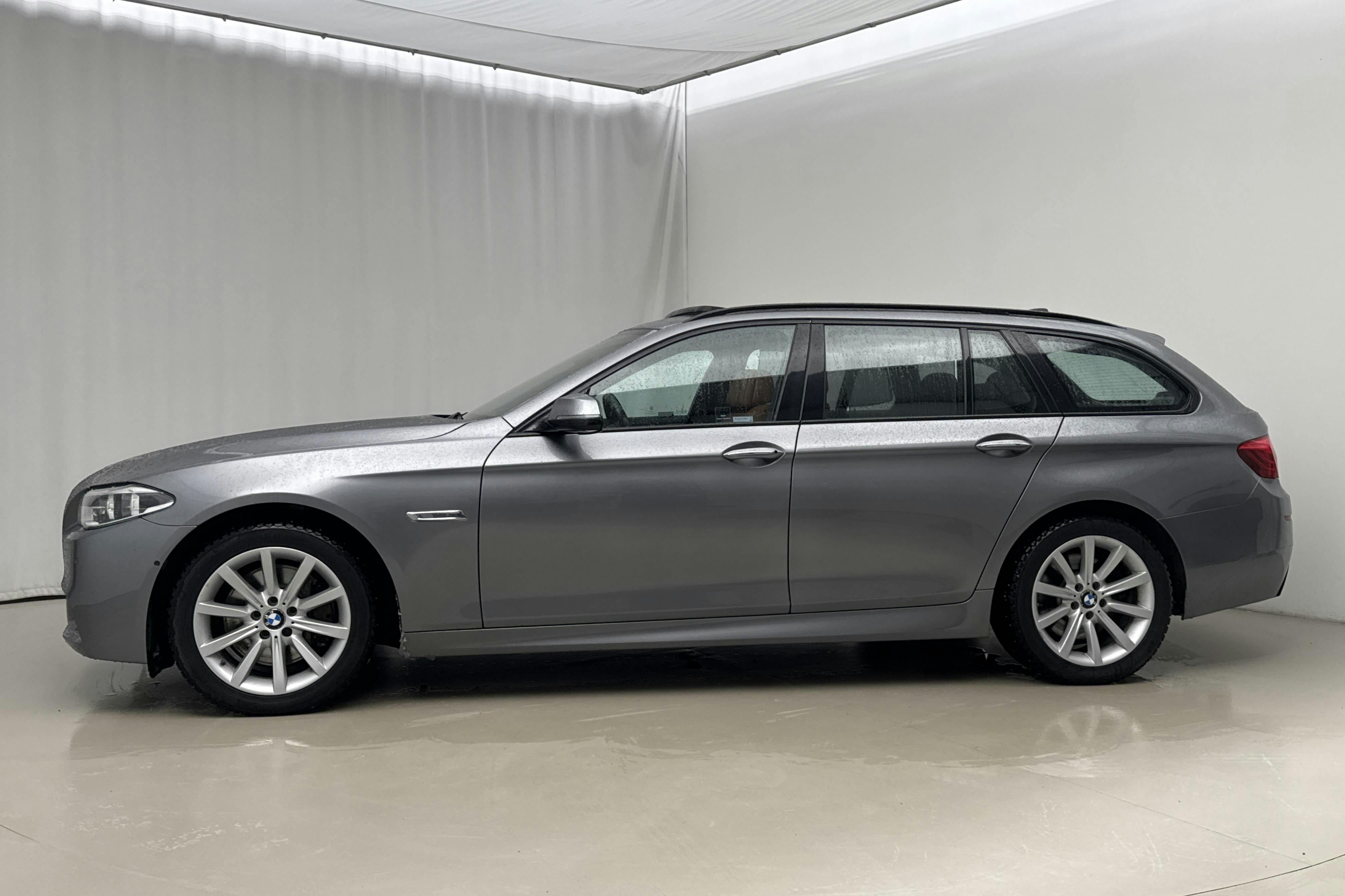 Presentationsfoto 2 av 26: BMW 530d xDrive Touring, F11 (258hk) - 18 852 mil - Automat - grå - 2017