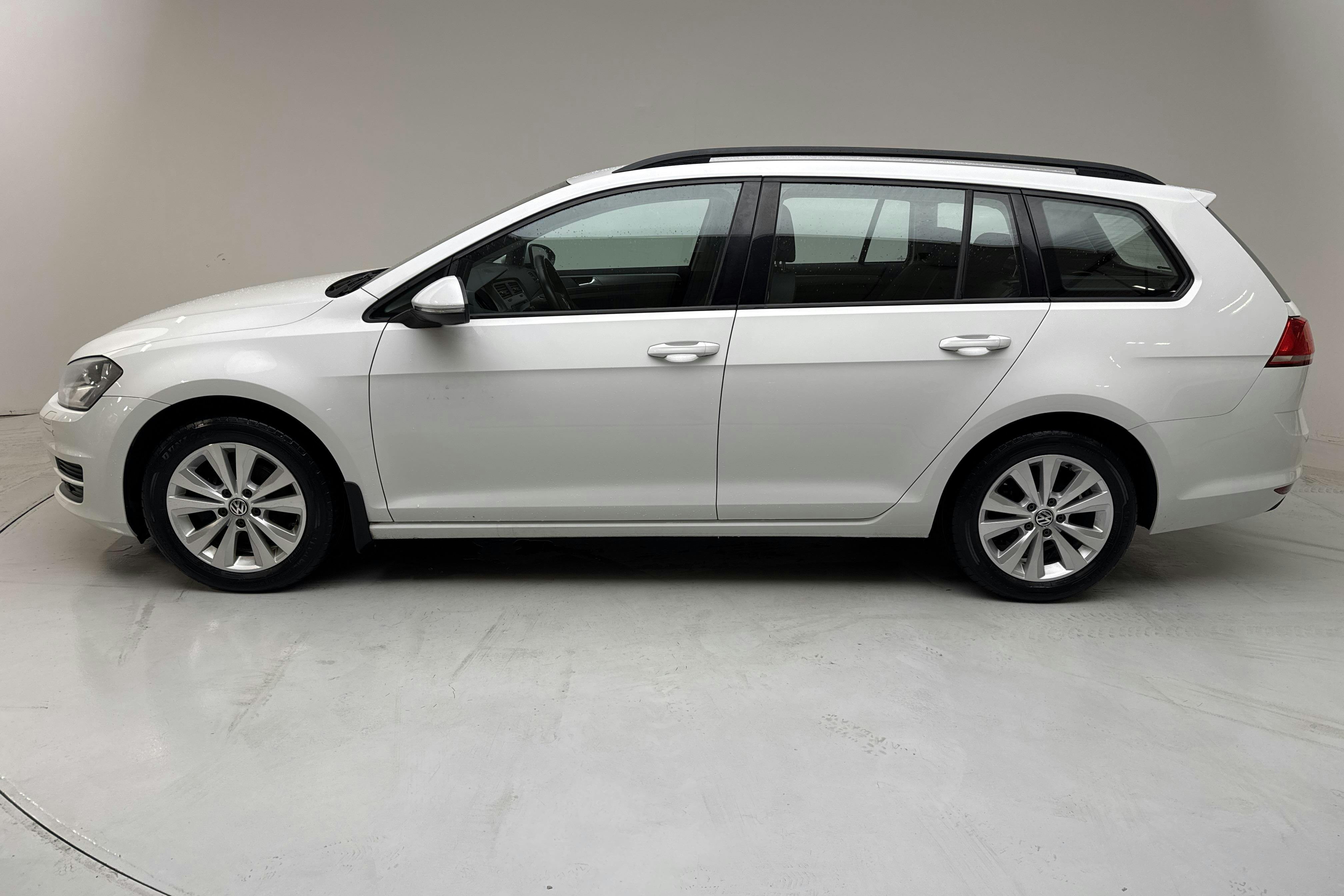 Presentationsfoto 2 av 13: VW Golf VII 1.4 TSI Multifuel Sportscombi (125hk) - 3 837 mil - Manuell - vit - 2016