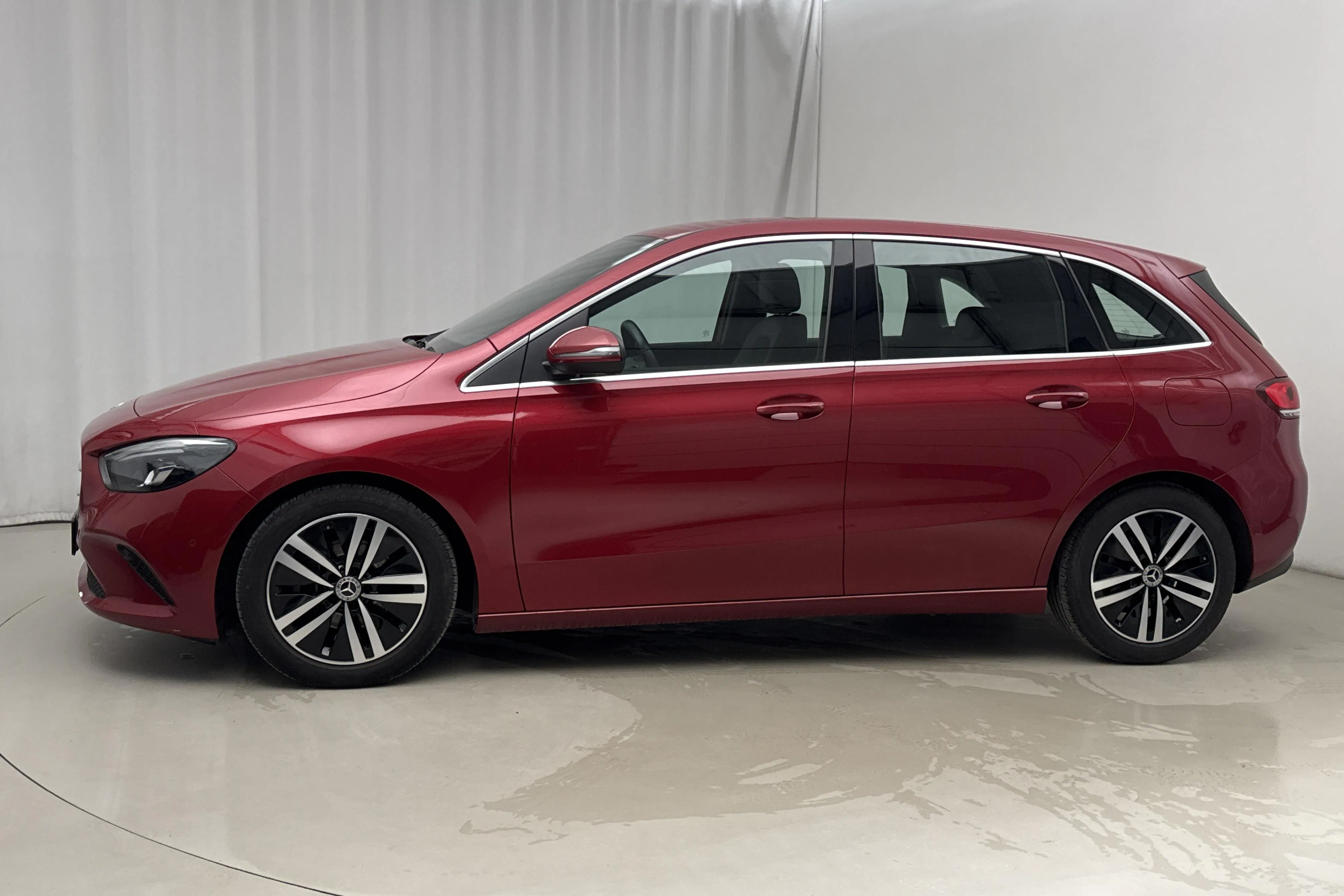 Presentationsfoto 2 av 15: Mercedes B 180 W247 (136hk) - 3 832 mil - Automat - röd - 2022