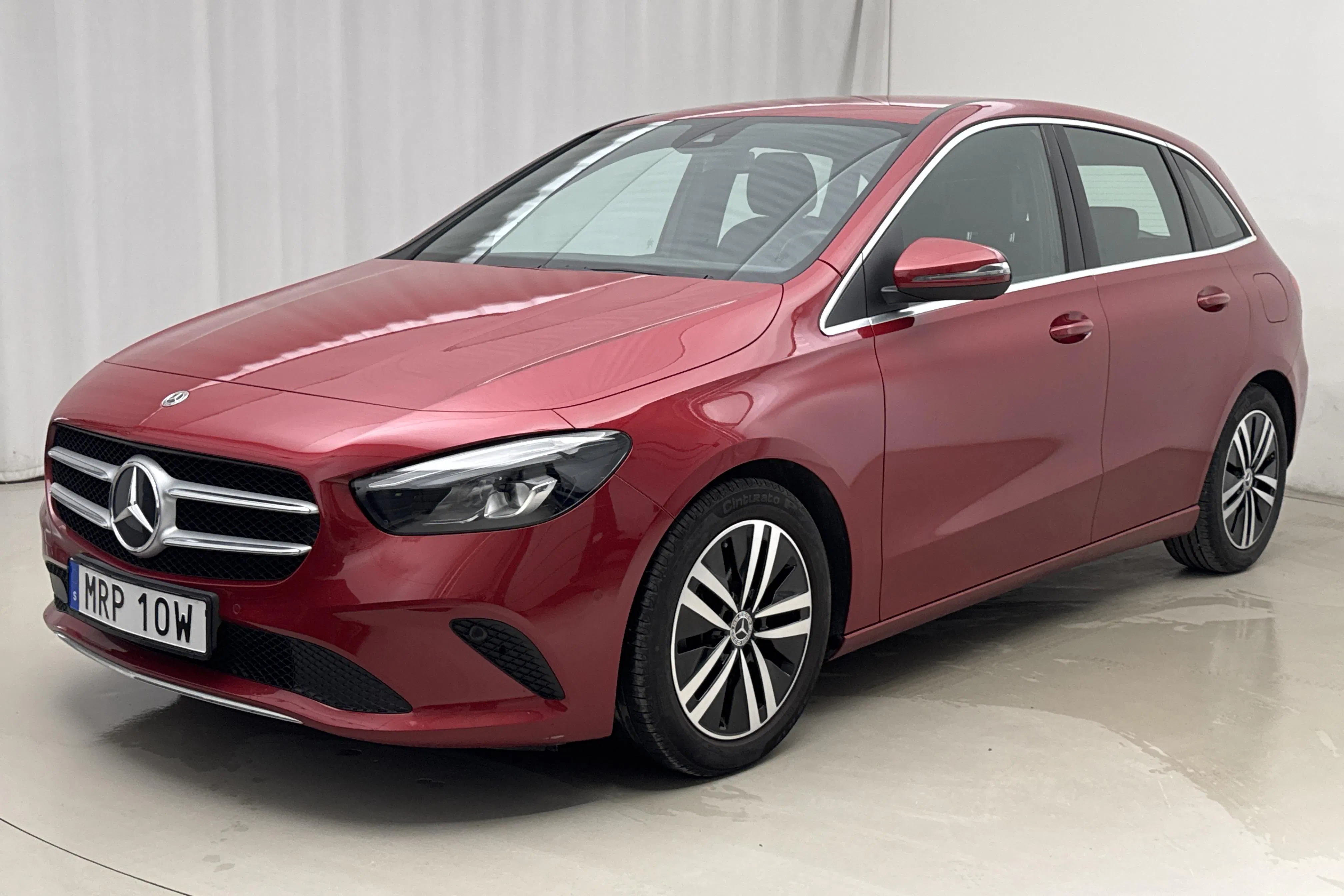 Presentationsfoto 1 av 15: Mercedes B 180 W247 (136hk) - 3 832 mil - Automat - röd - 2022