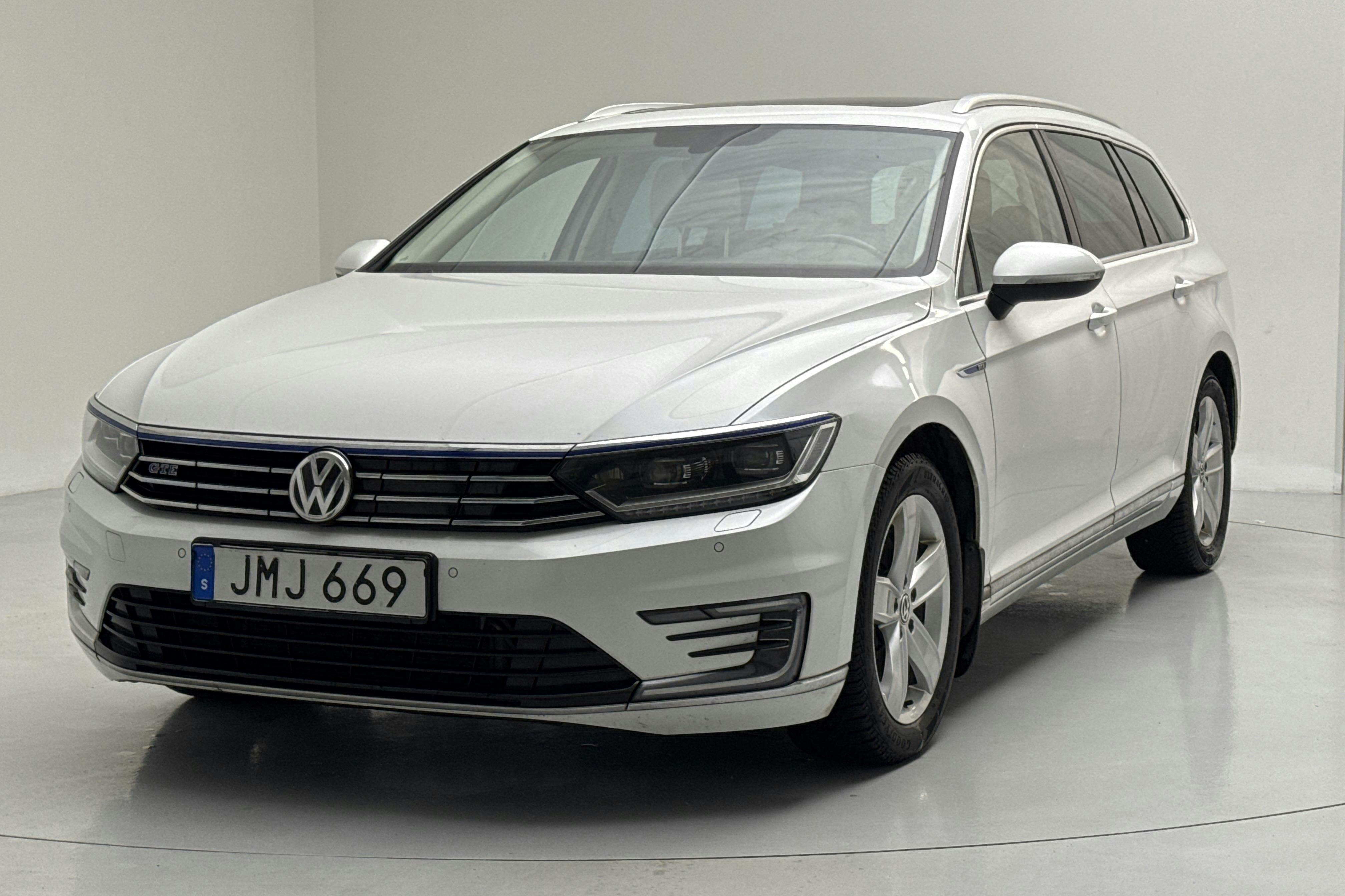 Presentationsfoto 1 av 19: VW Passat 1.4 Plug-in-Hybrid Sportscombi (218hk) - 19 903 mil - Automat - vit - 2017