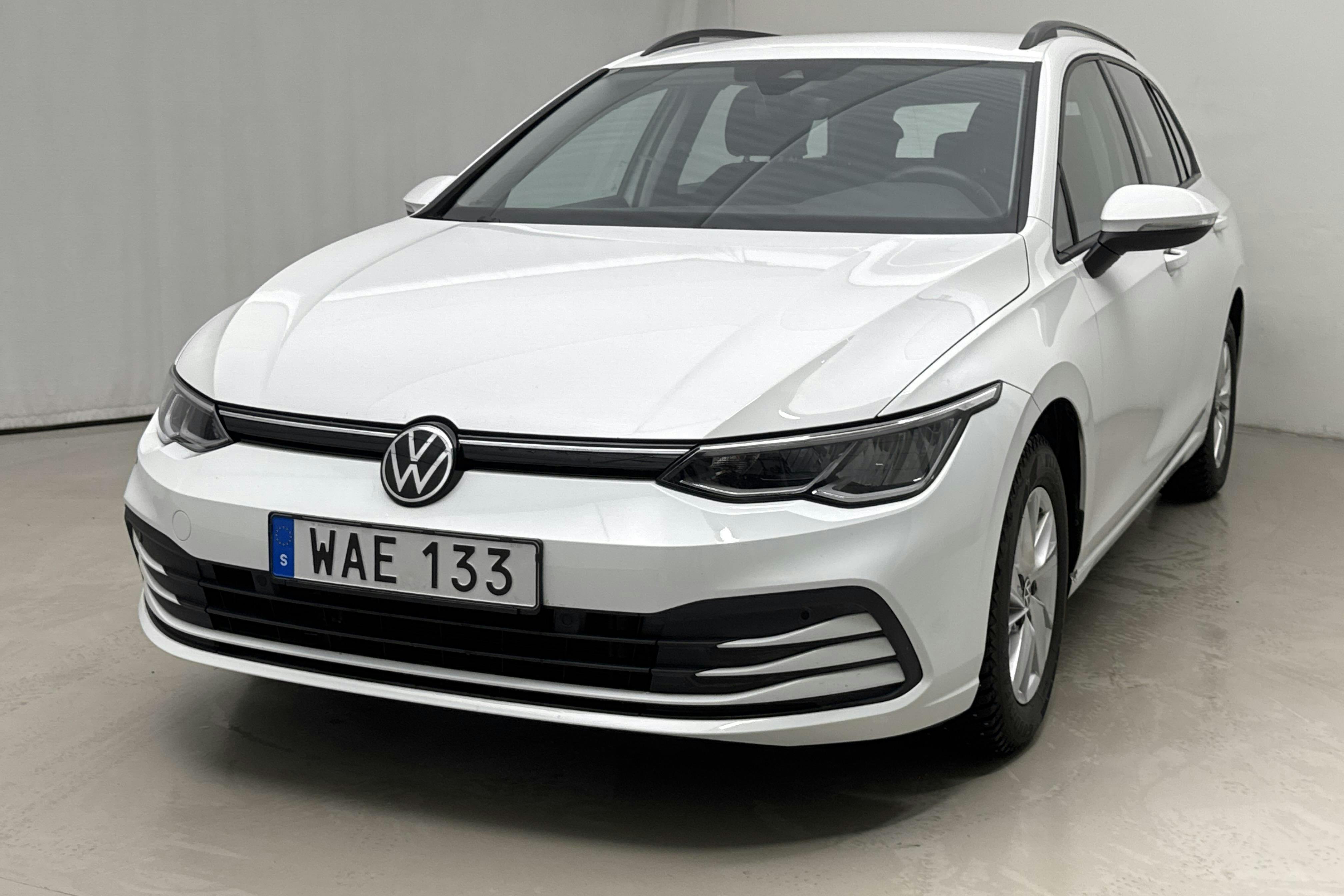 Presentationsfoto 1 av 15: VW Golf VIII 1.5 TGI Sportscombi (130hk) - 3 212 mil - Automat - vit - 2023