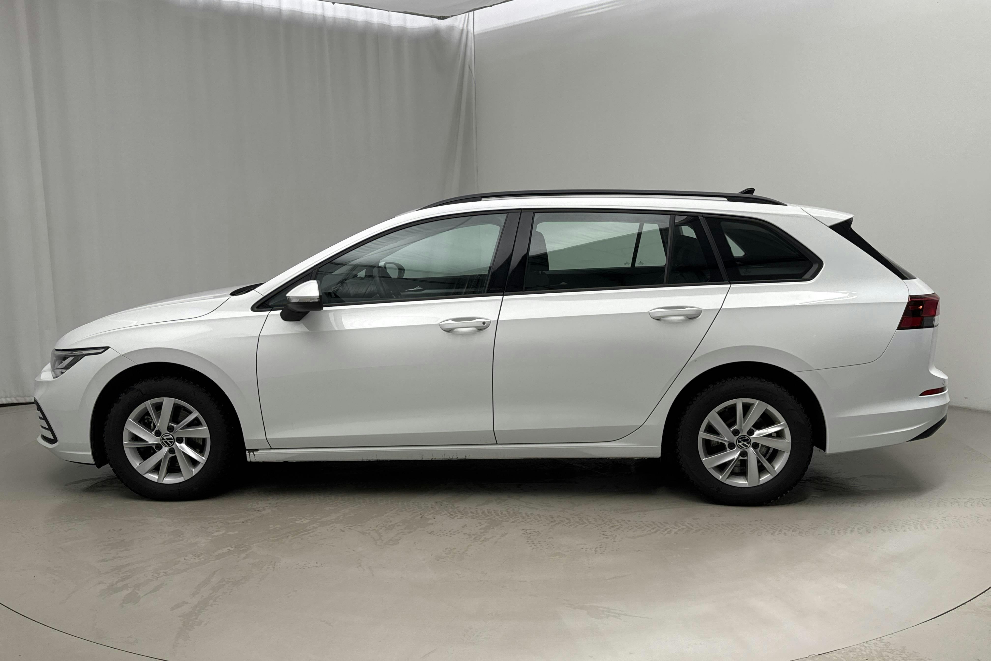 Presentationsfoto 2 av 15: VW Golf VIII 1.5 TGI Sportscombi (130hk) - 3 212 mil - Automat - vit - 2023