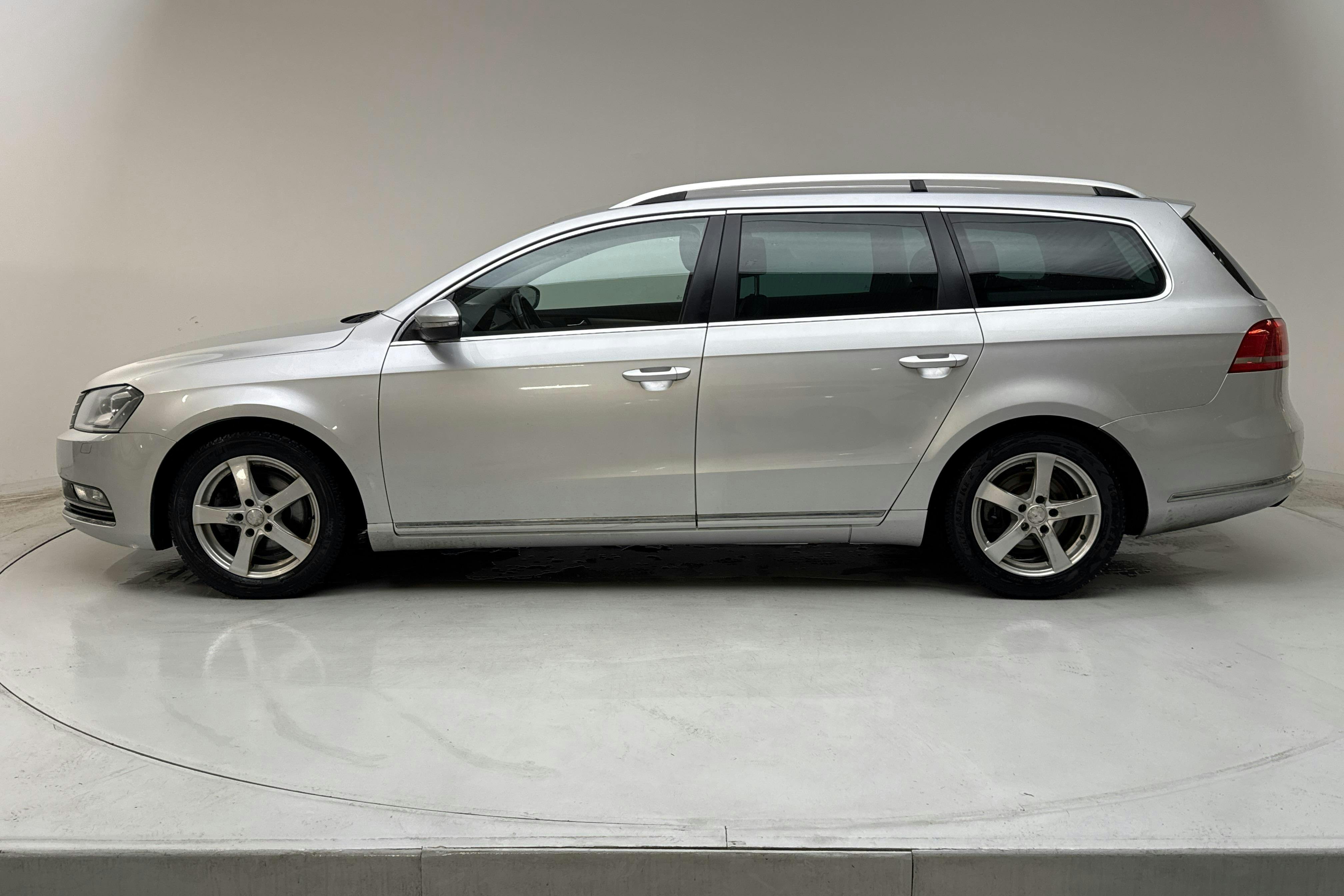 Presentationsfoto 2 av 15: VW Passat 2.0 TDI BlueMotion Technology Variant (177hk) - 17 015 mil - Automat - silver - 2013