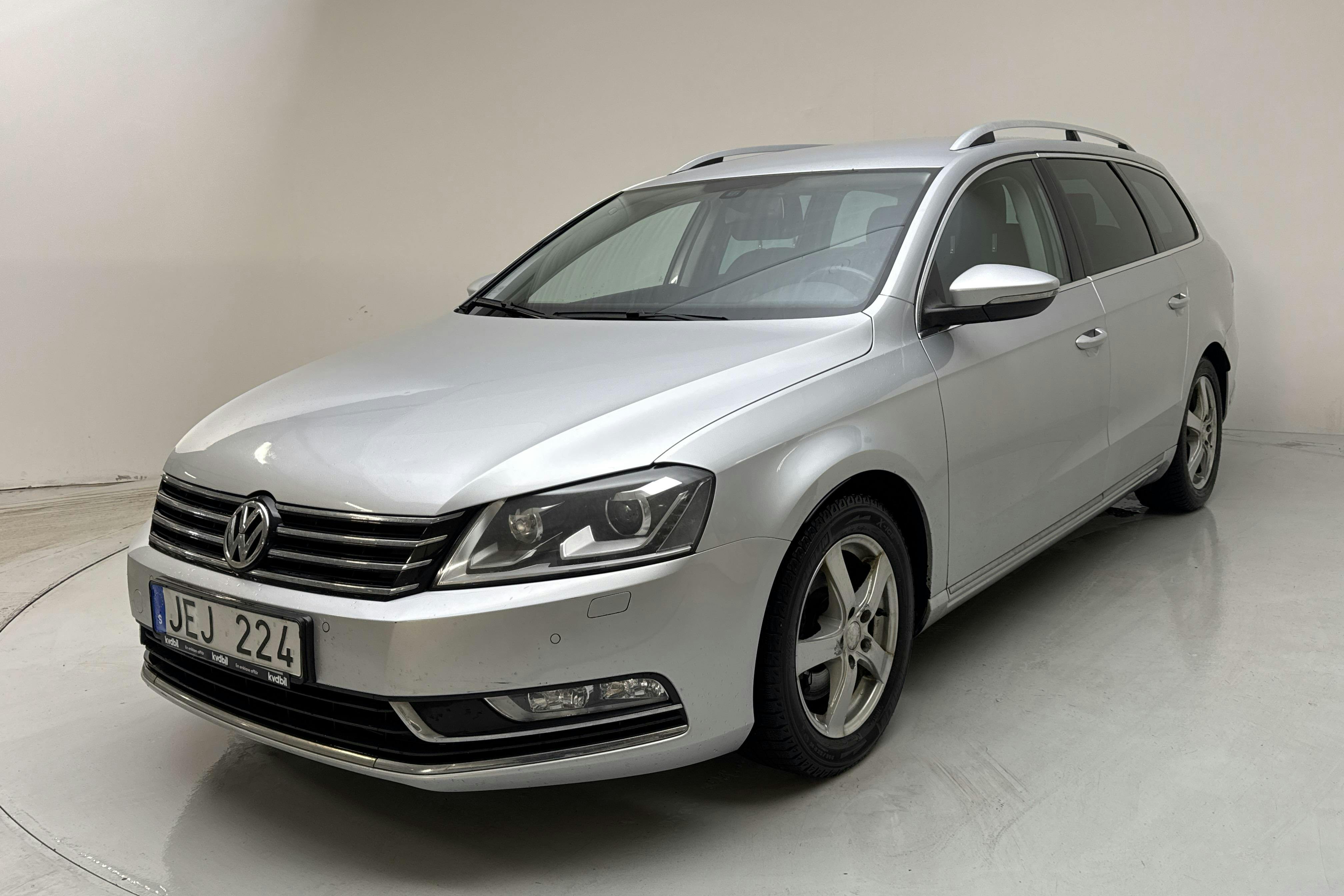 Presentationsfoto 1 av 15: VW Passat 2.0 TDI BlueMotion Technology Variant (177hk) - 17 015 mil - Automat - silver - 2013
