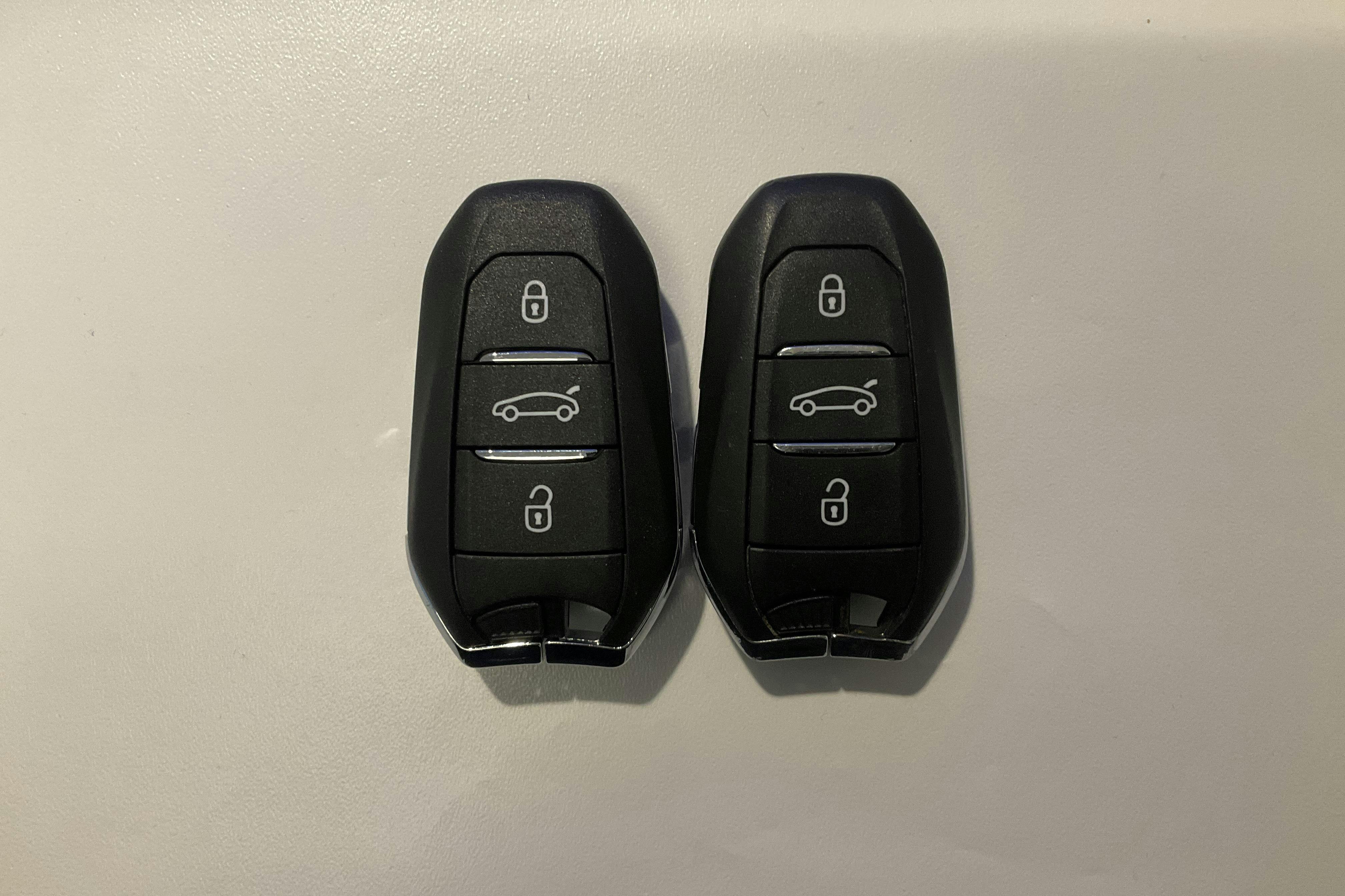 Presentation photo 17 of 17: Peugeot 308 1.6 PHEV 5dr (180hk) - 80 330 km - Automatic - white - 2022