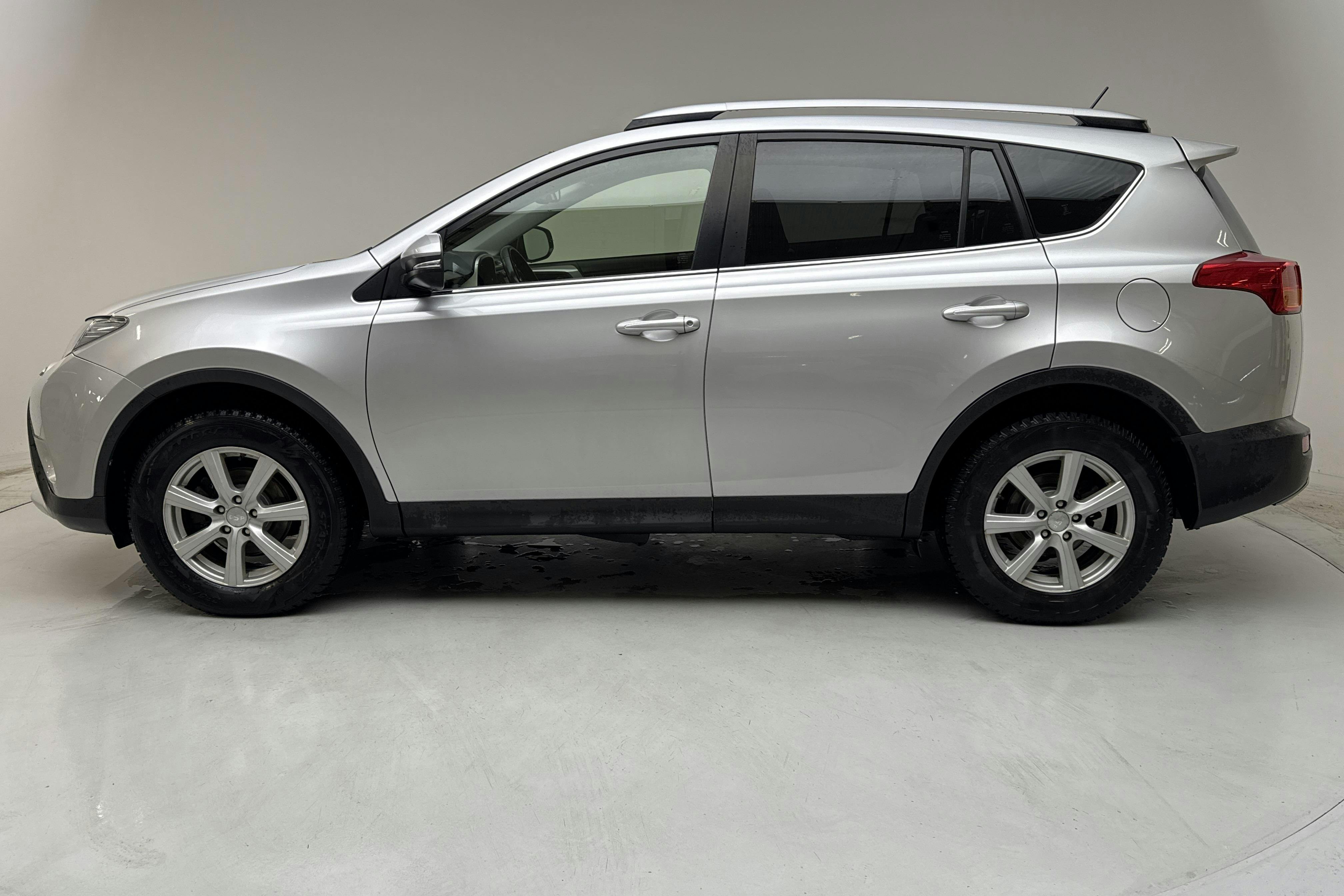Presentation photo 2 of 13: Toyota RAV4 2.0 D-4D DPF (121hk) - 221 540 km - Manual - silver - 2015