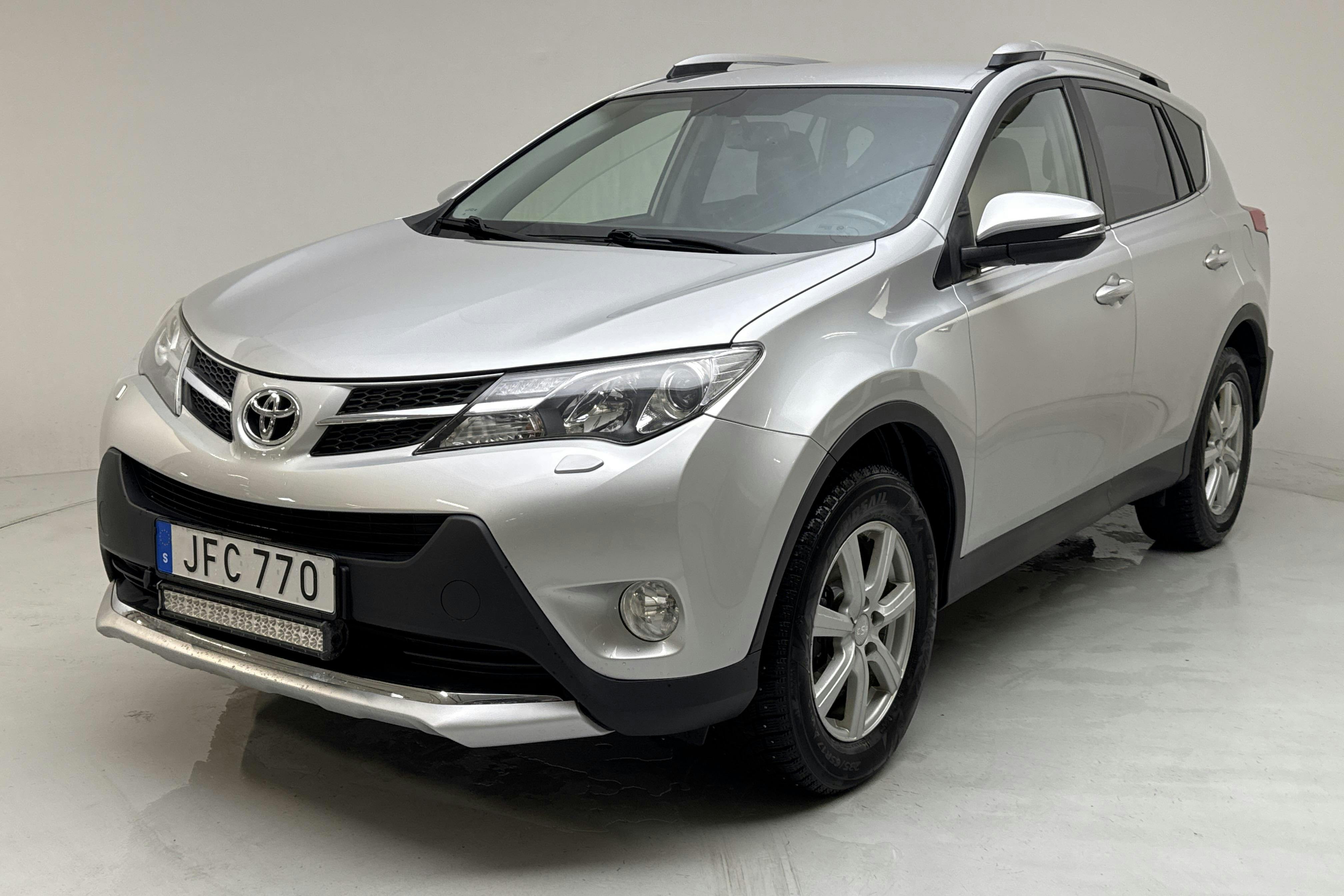 Presentation photo 1 of 13: Toyota RAV4 2.0 D-4D DPF (121hk) - 221 540 km - Manual - silver - 2015