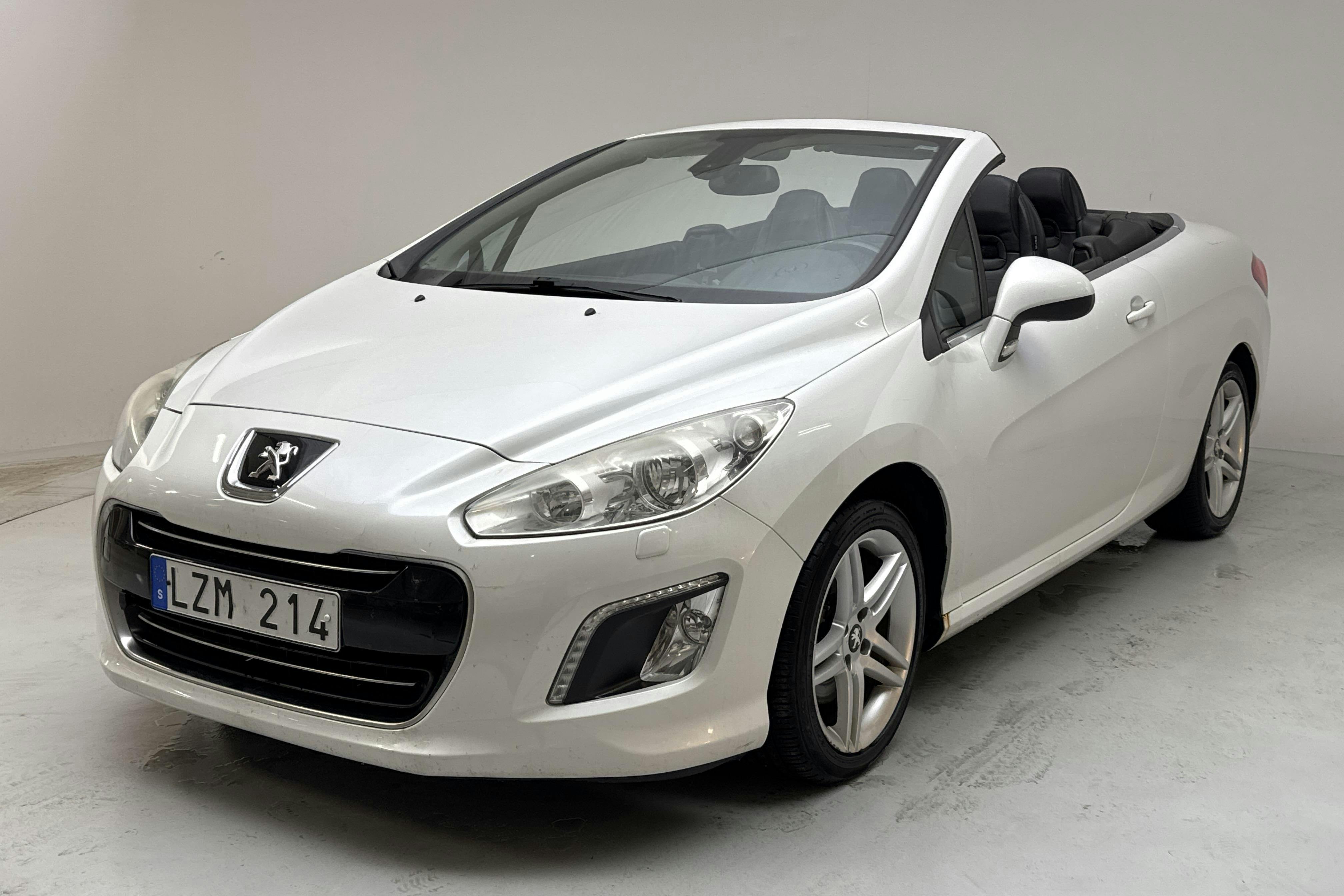 Presentationsfoto 1 av 16: Peugeot 308 CC 1.6 Turbo (156hk) - 11 365 mil - Automat - vit - 2012