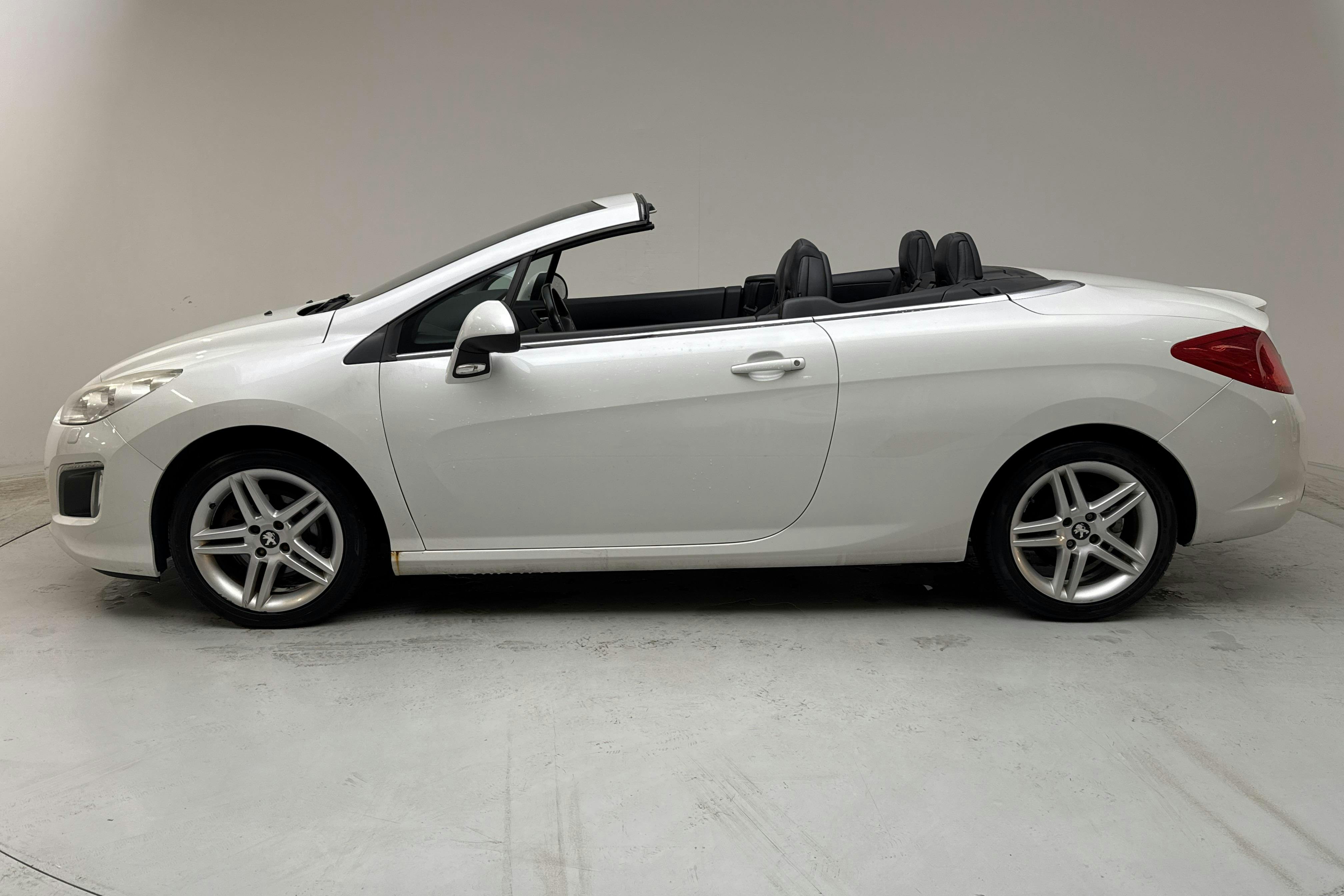 Presentationsfoto 2 av 16: Peugeot 308 CC 1.6 Turbo (156hk) - 11 365 mil - Automat - vit - 2012