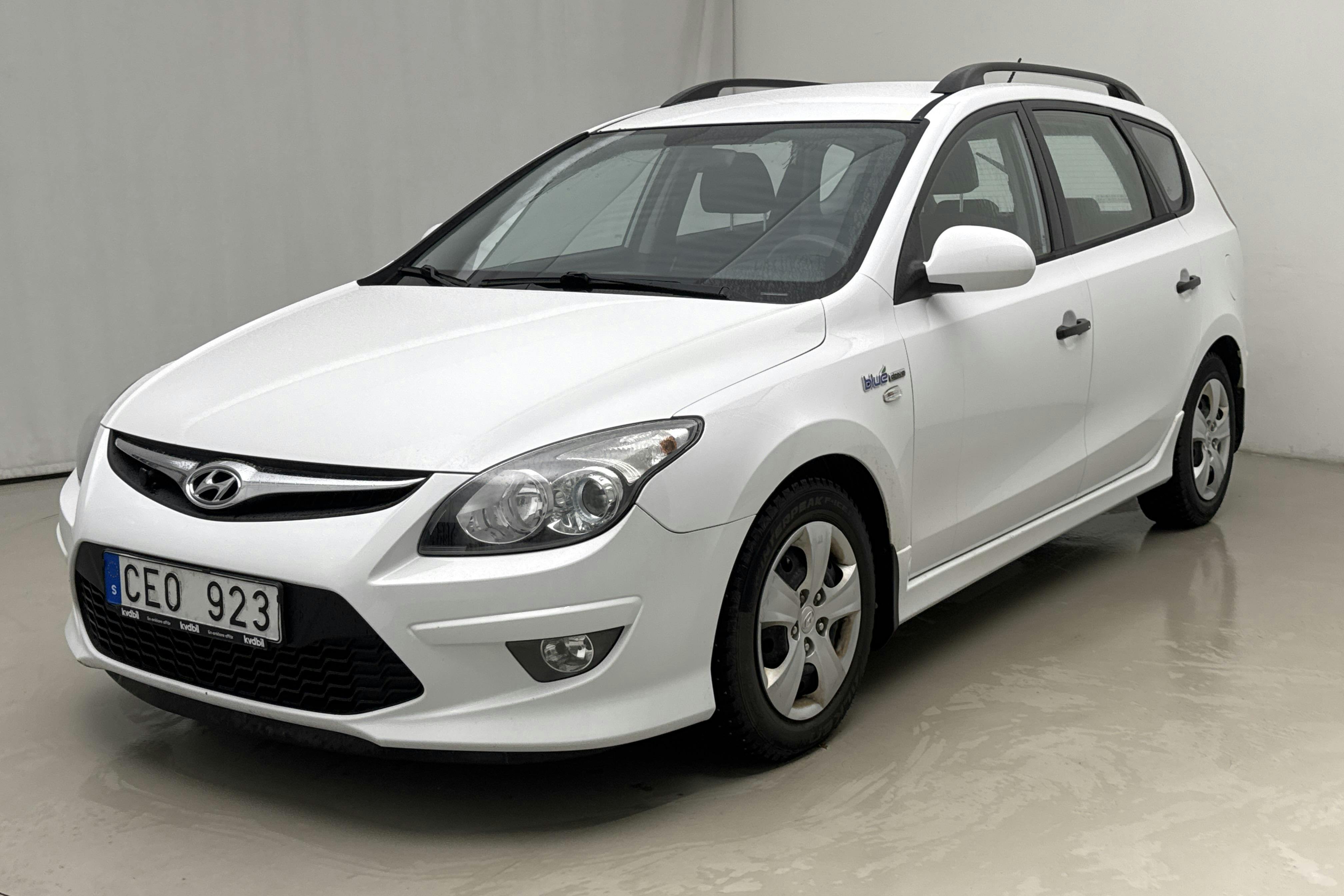 Presentation photo 1 of 13: Hyundai i30 1.6 CRDi Kombi (90hk) - 131 760 km - Manual - white - 2012