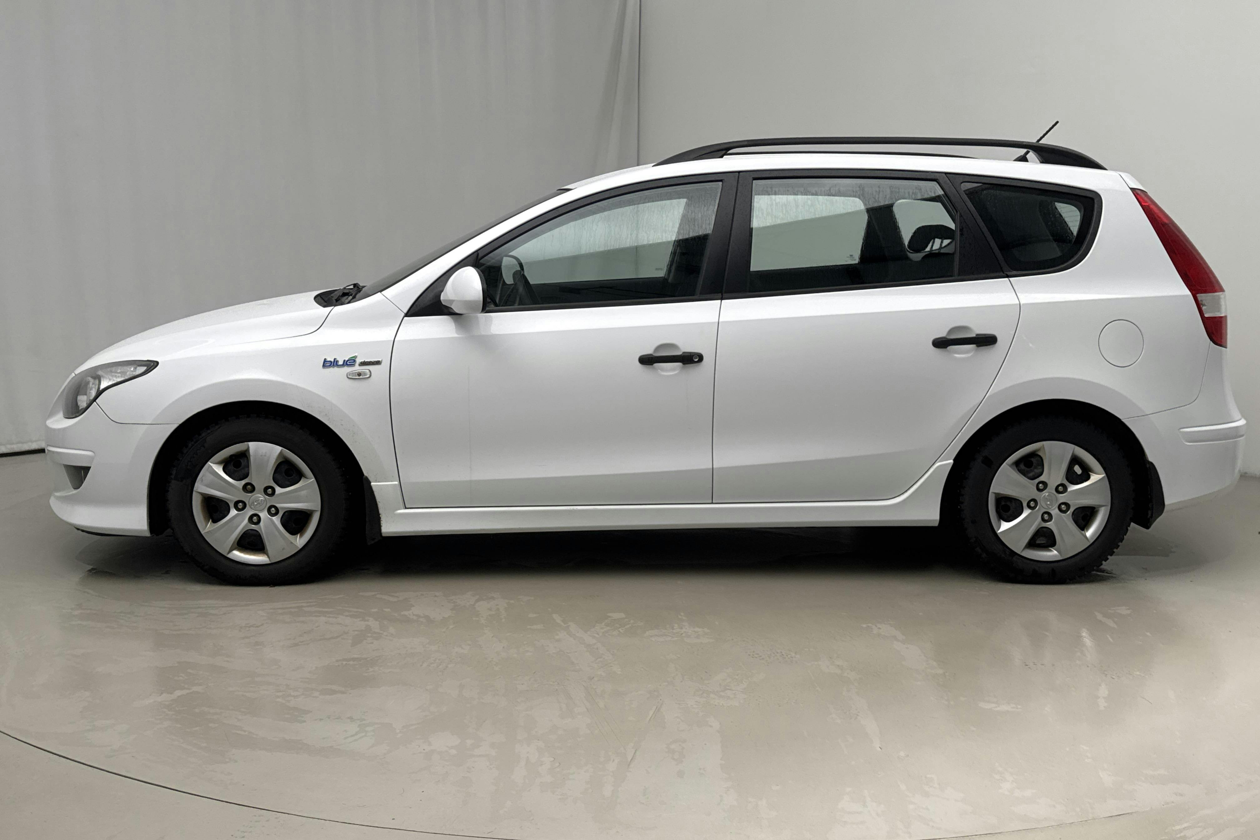 Presentation photo 2 of 13: Hyundai i30 1.6 CRDi Kombi (90hk) - 131 760 km - Manual - white - 2012