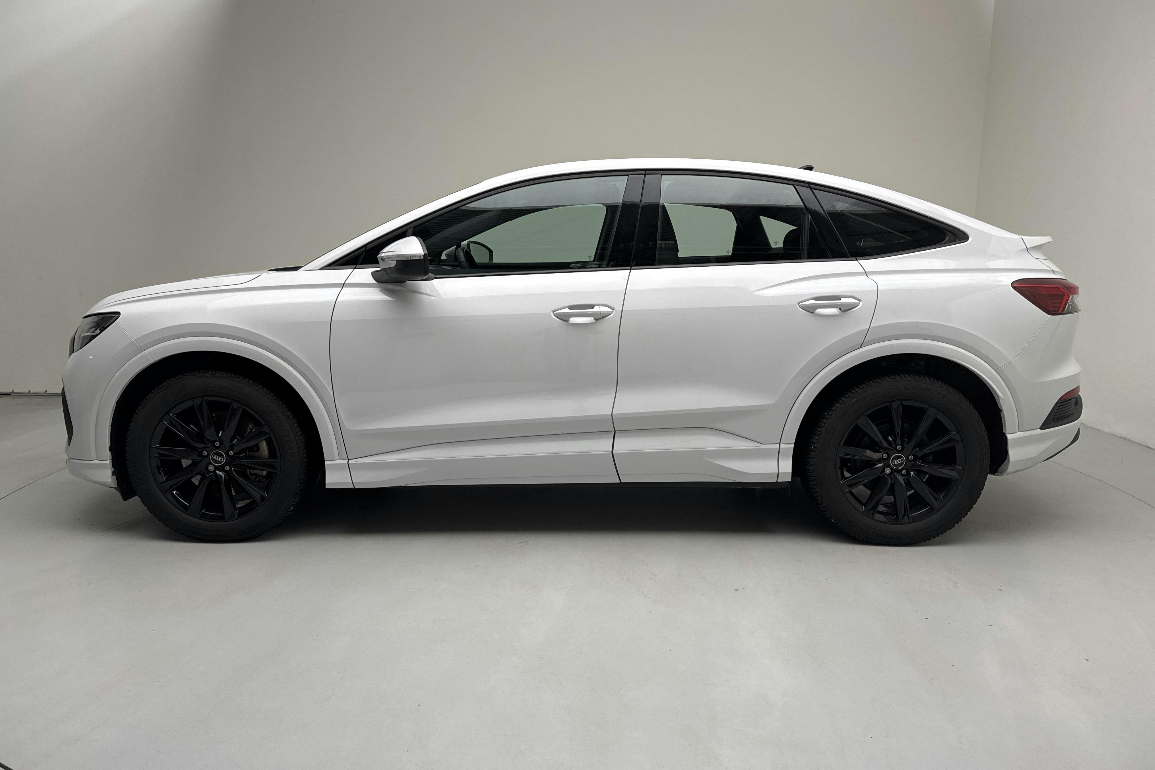 Presentationsfoto 2 av 19: Audi Q4 45 Sportback e-tron 82kWh (286hk) - 3 516 mil - Automat - vit - 2025