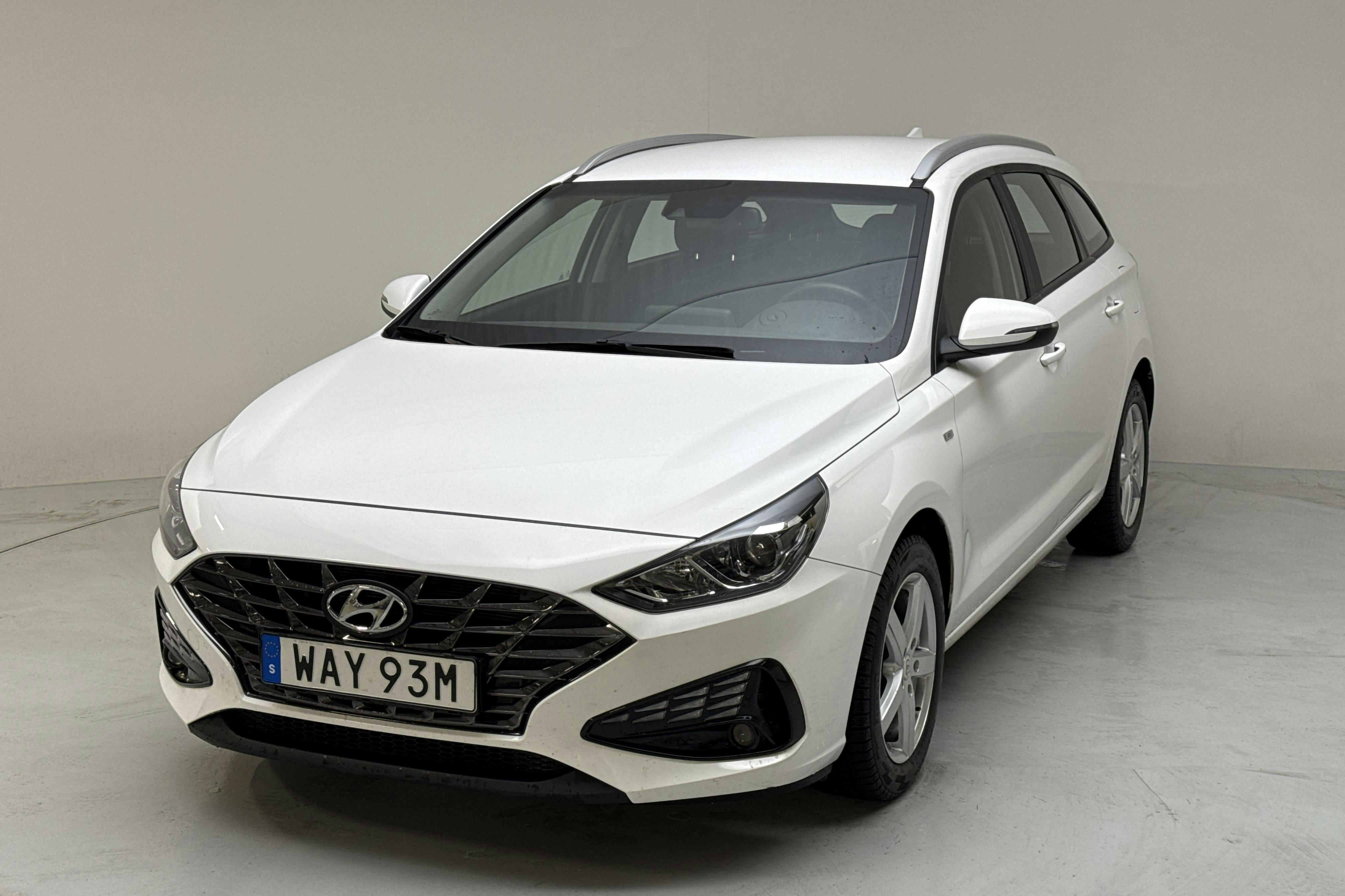 Presentationsfoto 1 av 14: Hyundai i30 1.0 T-GDi Kombi (120hk) - 1 359 mil - Automat - vit - 2023