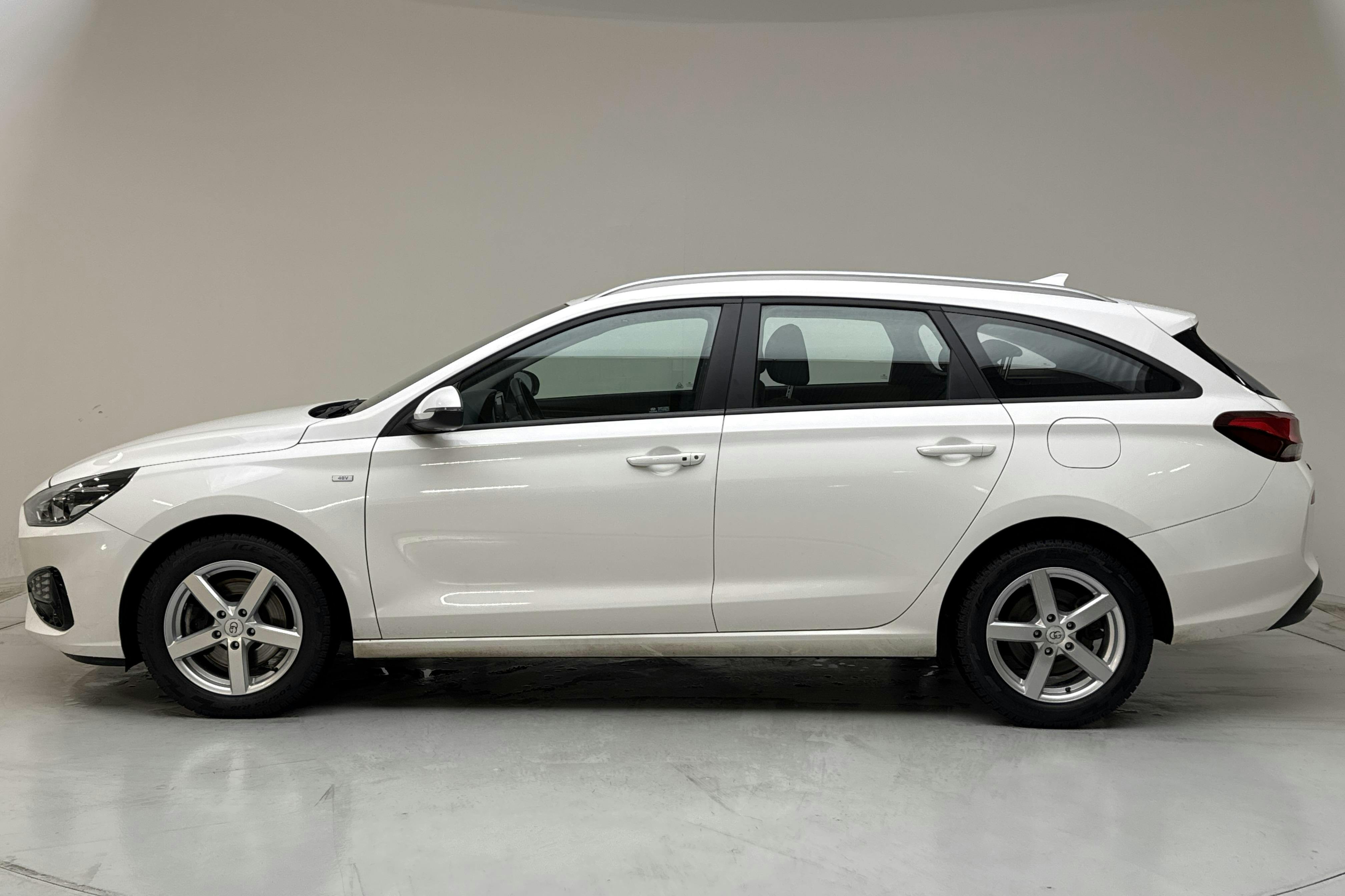 Presentationsfoto 2 av 14: Hyundai i30 1.0 T-GDi Kombi (120hk) - 1 359 mil - Automat - vit - 2023