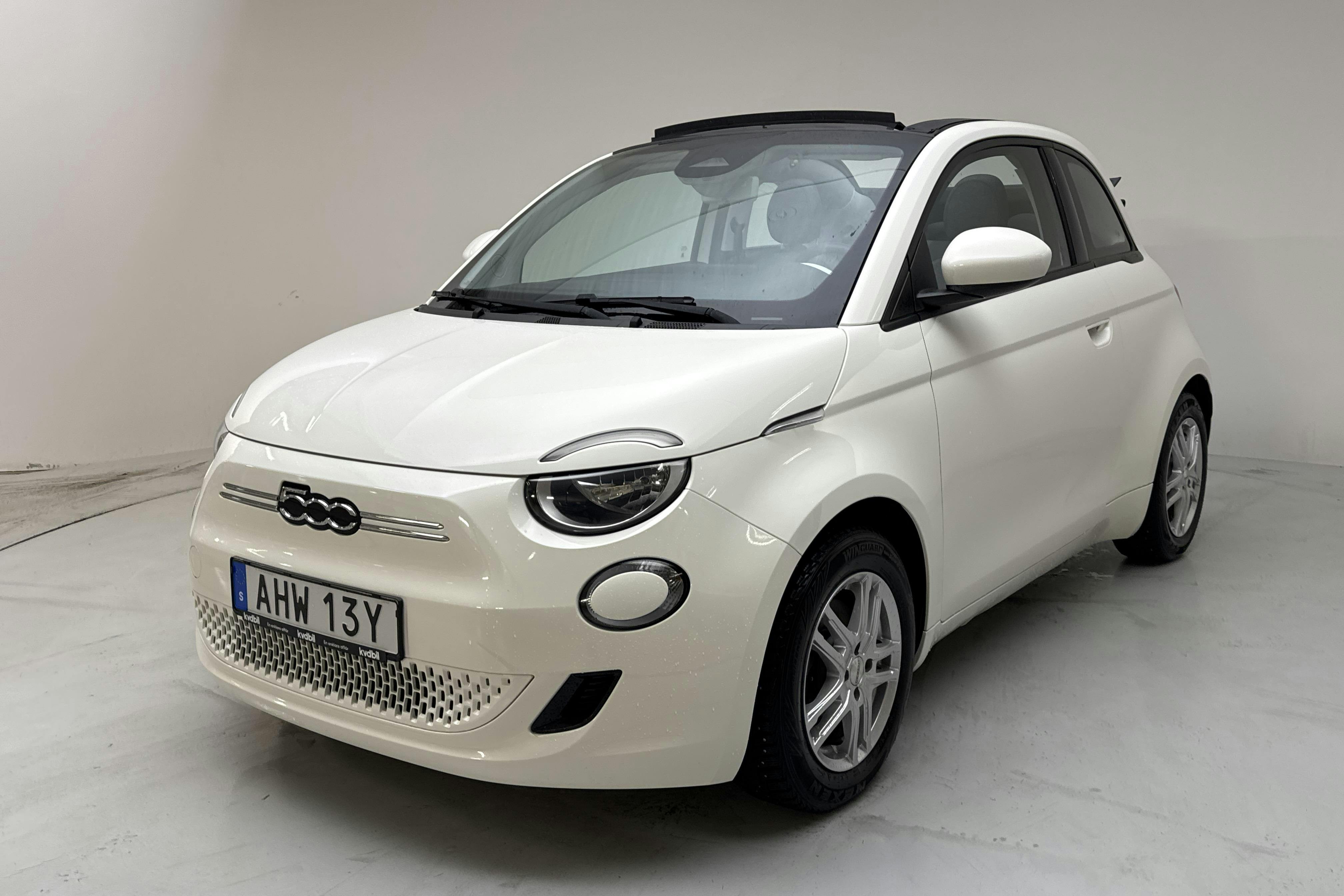 Presentation photo 1 of 17: Fiat 500e Cabriolet (118hk) - 59 570 km - Automatic - white - 2022