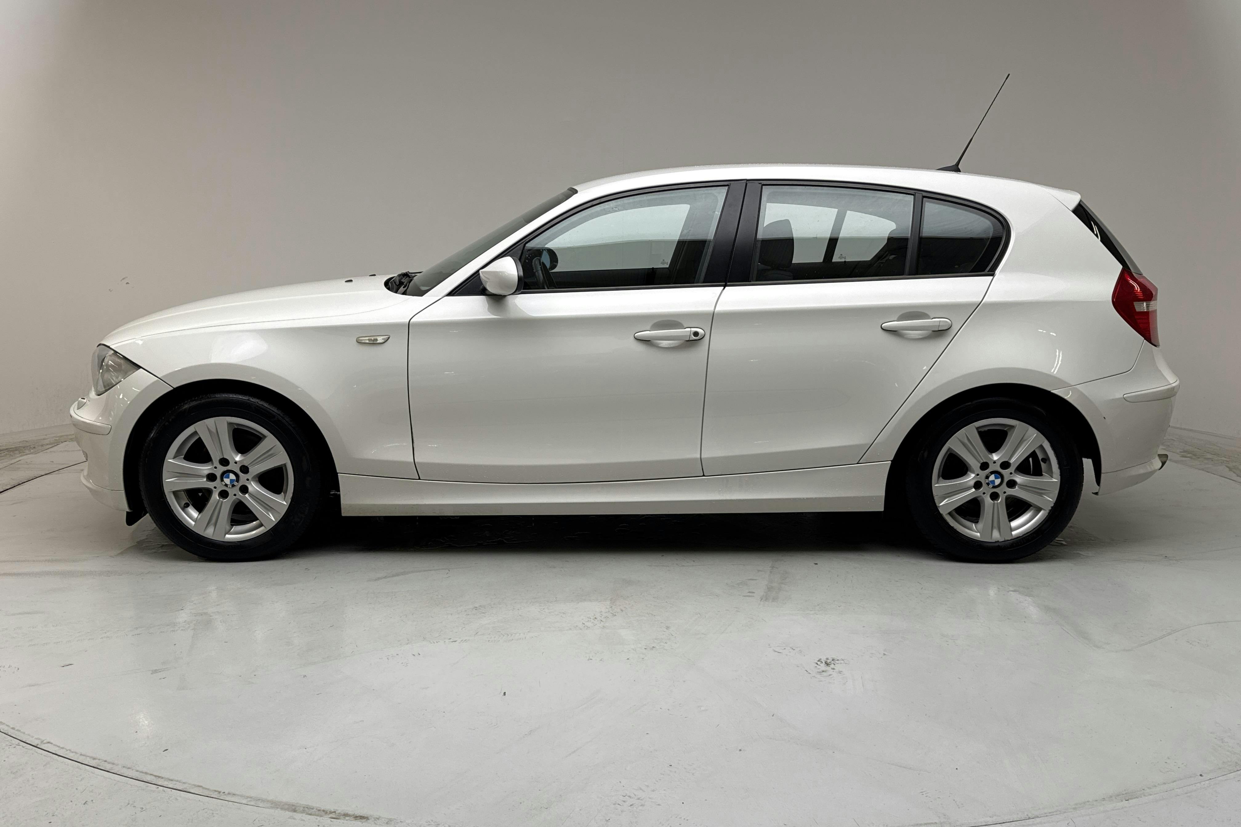 Presentationsfoto 2 av 13: BMW 118d 5dr, E87 (143hk) - 16 682 mil - Manuell - vit - 2008