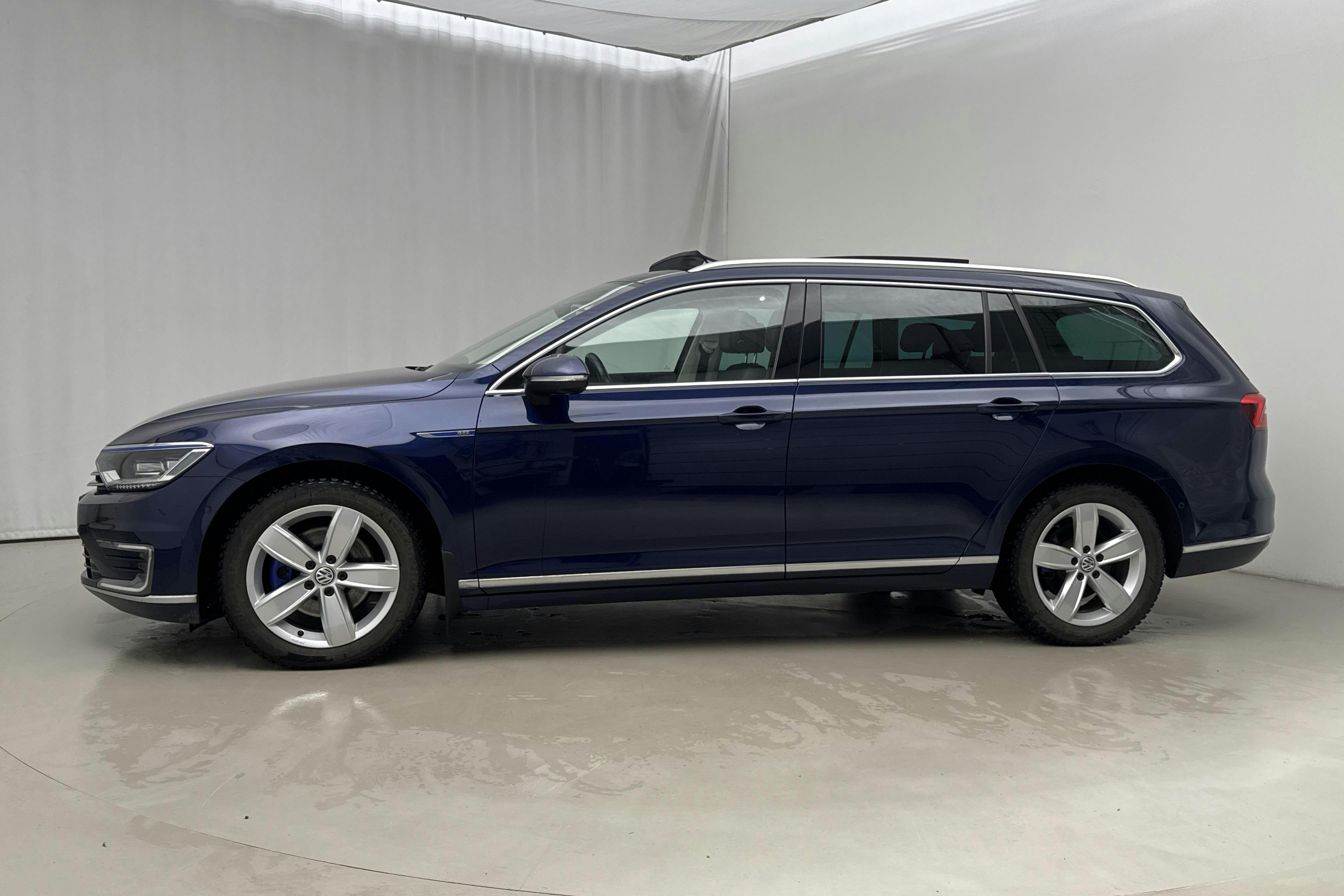 Presentationsfoto 2 av 31: VW Passat 1.4 Plug-in-Hybrid Sportscombi (218hk) - 10 138 mil - Automat - Dark Blue - 2018