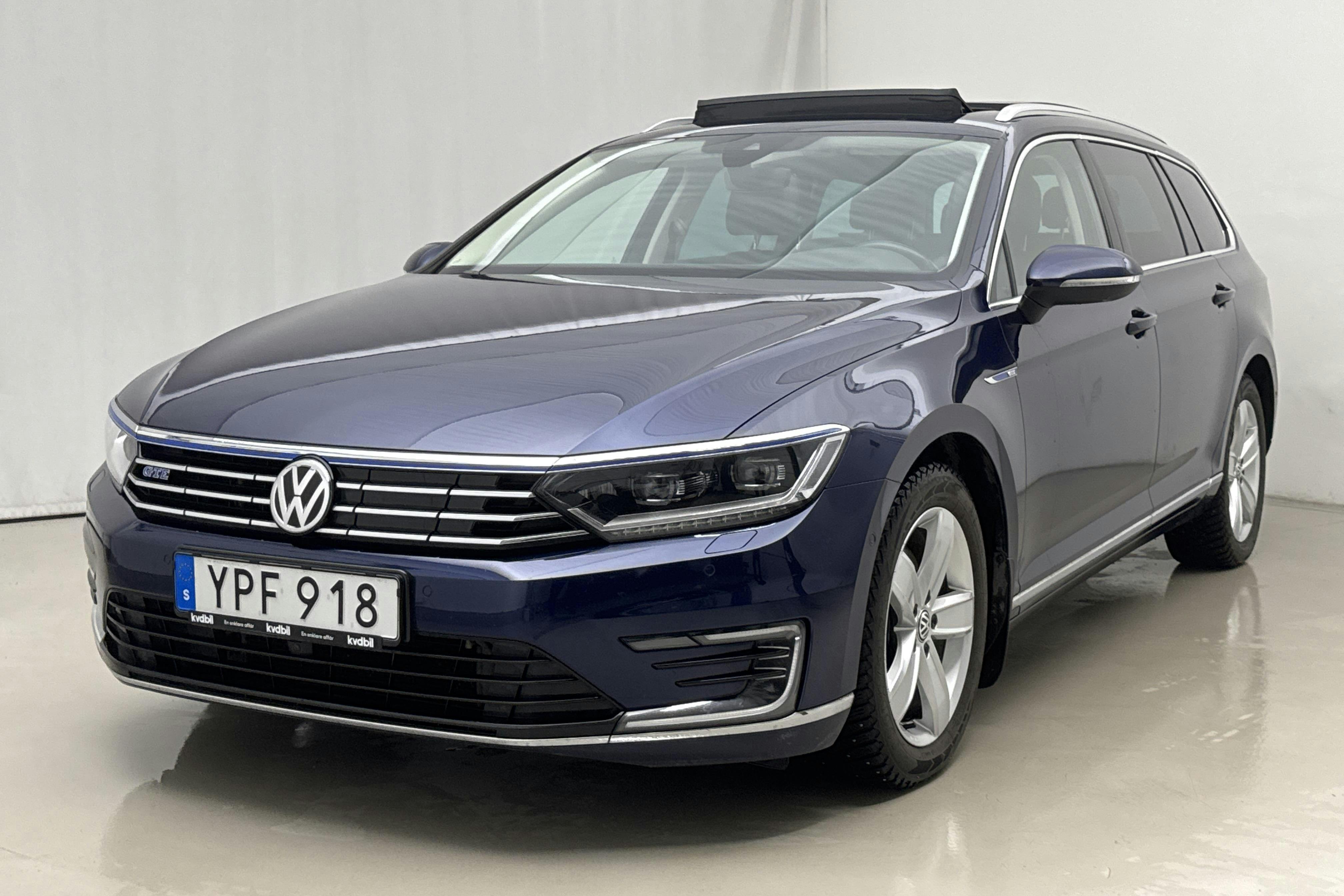 Presentationsfoto 1 av 31: VW Passat 1.4 Plug-in-Hybrid Sportscombi (218hk) - 10 138 mil - Automat - Dark Blue - 2018