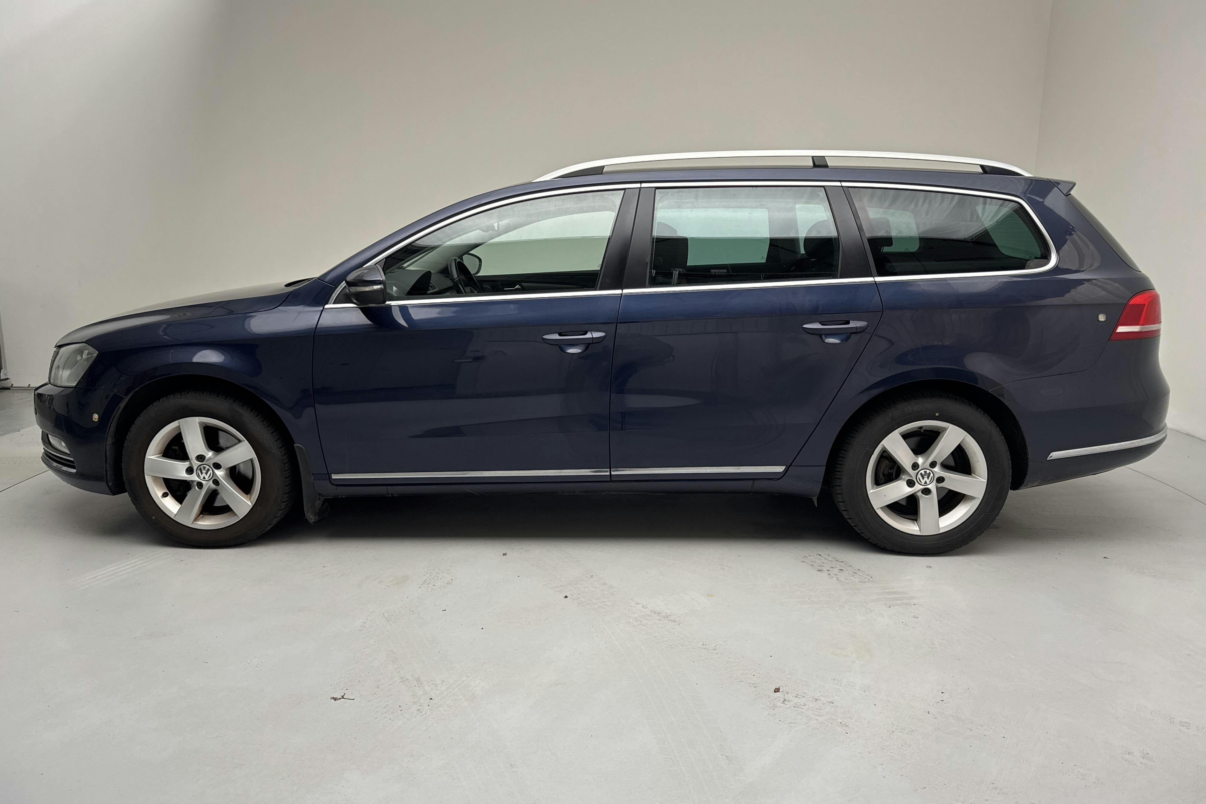 Presentationsfoto 2 av 14: VW Passat 1.4 TSI EcoFuel Variant (150hk) - 16 924 mil - Automat - Dark Blue - 2013