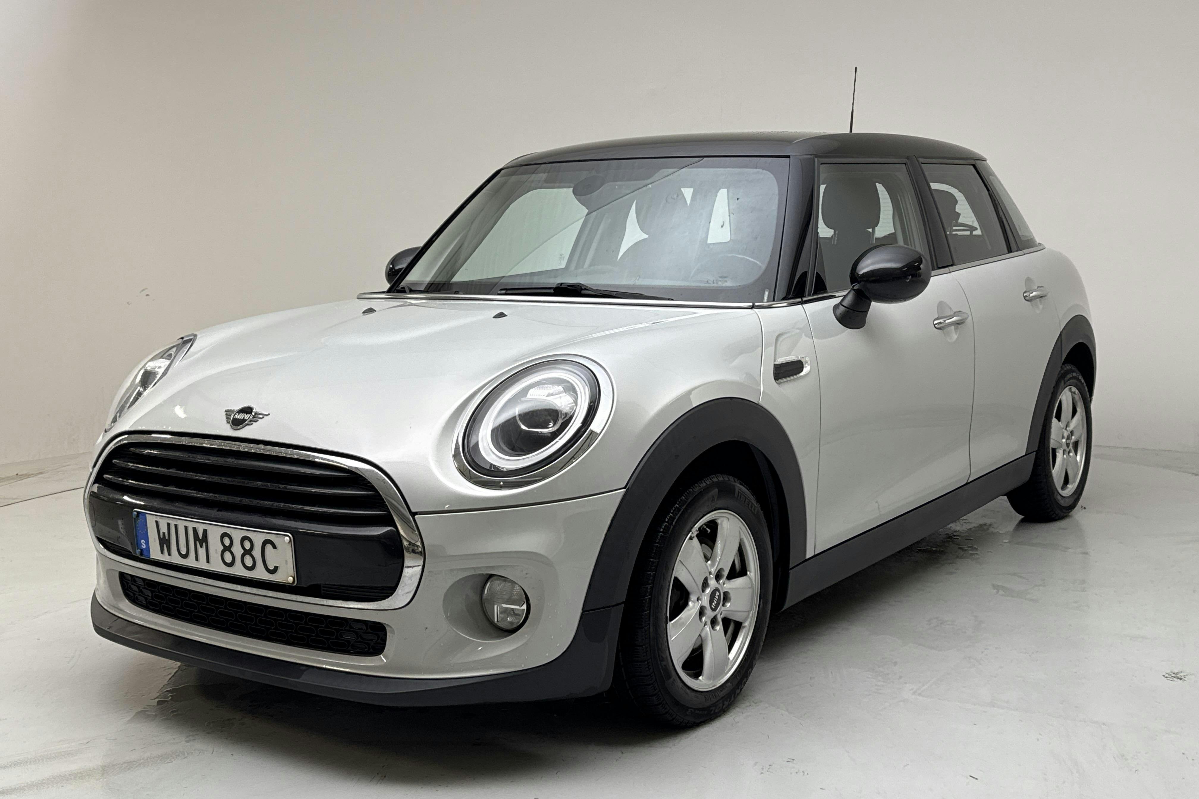 Presentationsfoto 1 av 12: MINI Cooper Hatch 5dr, F55 (136hk) - 8 785 mil - Manuell - silver - 2019