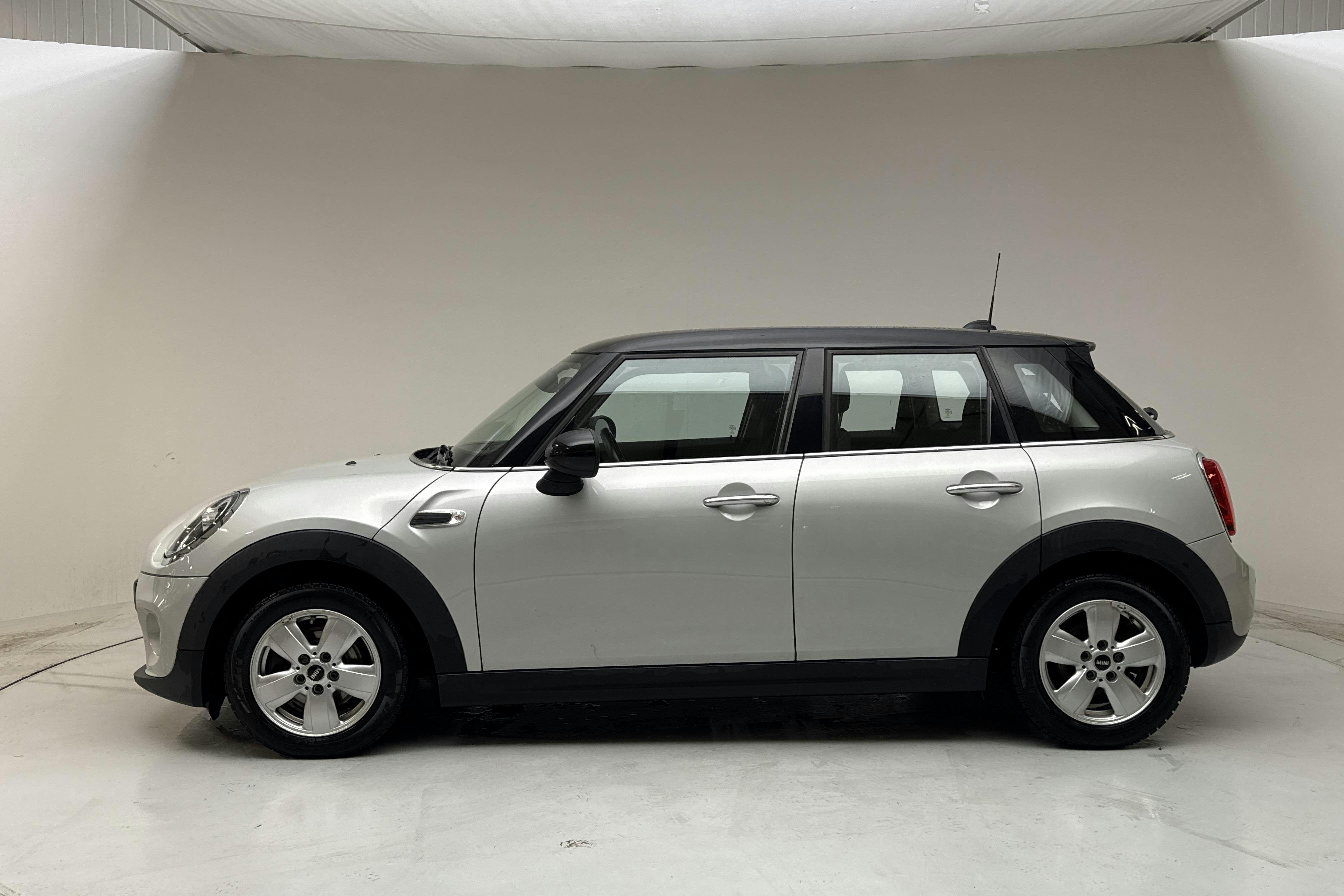 Presentationsfoto 2 av 12: MINI Cooper Hatch 5dr, F55 (136hk) - 8 785 mil - Manuell - silver - 2019