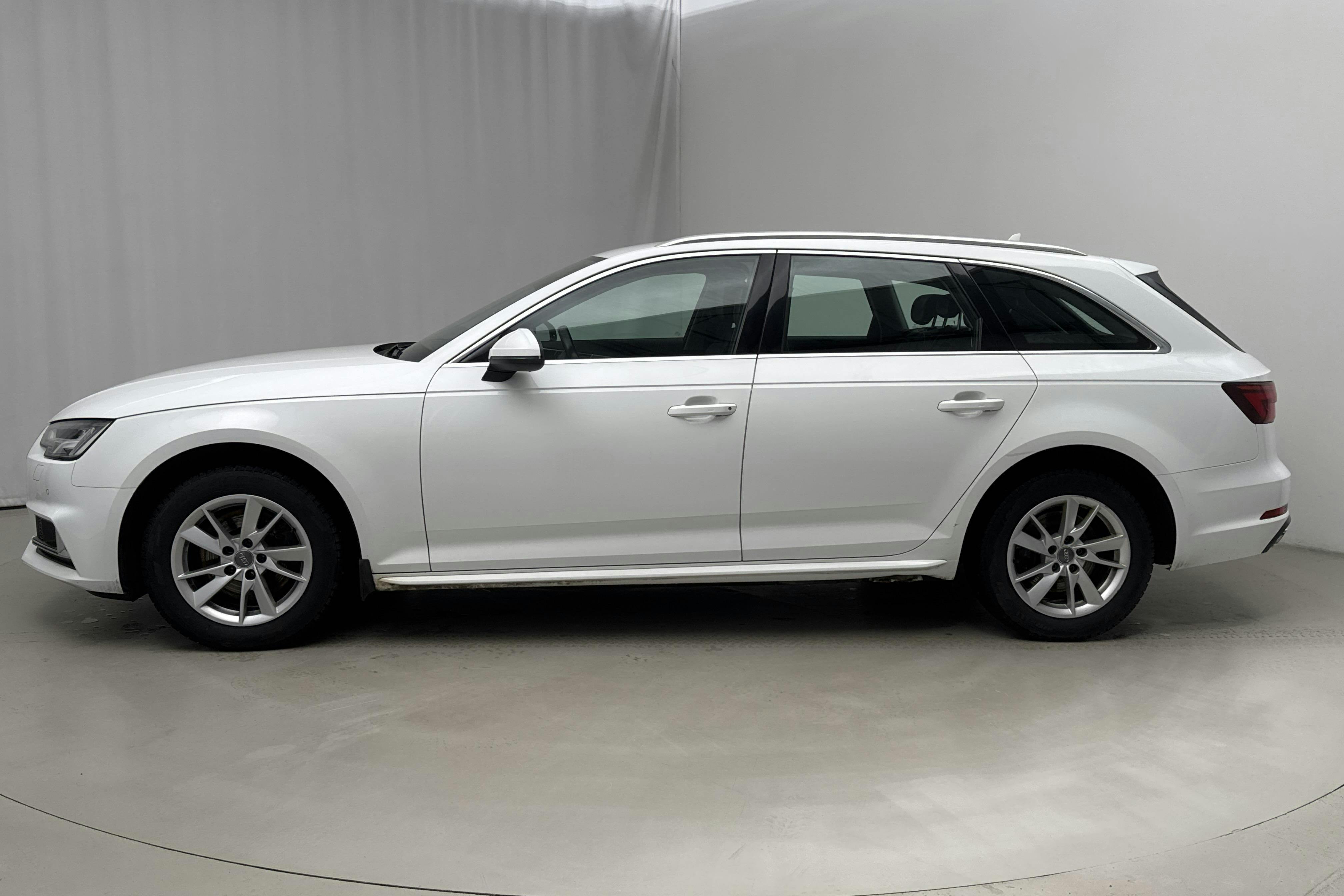 Zdjęcie prezentacyjne 2 z 12: Audi A4 Avant 40 g-tron (170hk) - 159 400 km - Automatyczna - biały - 2019