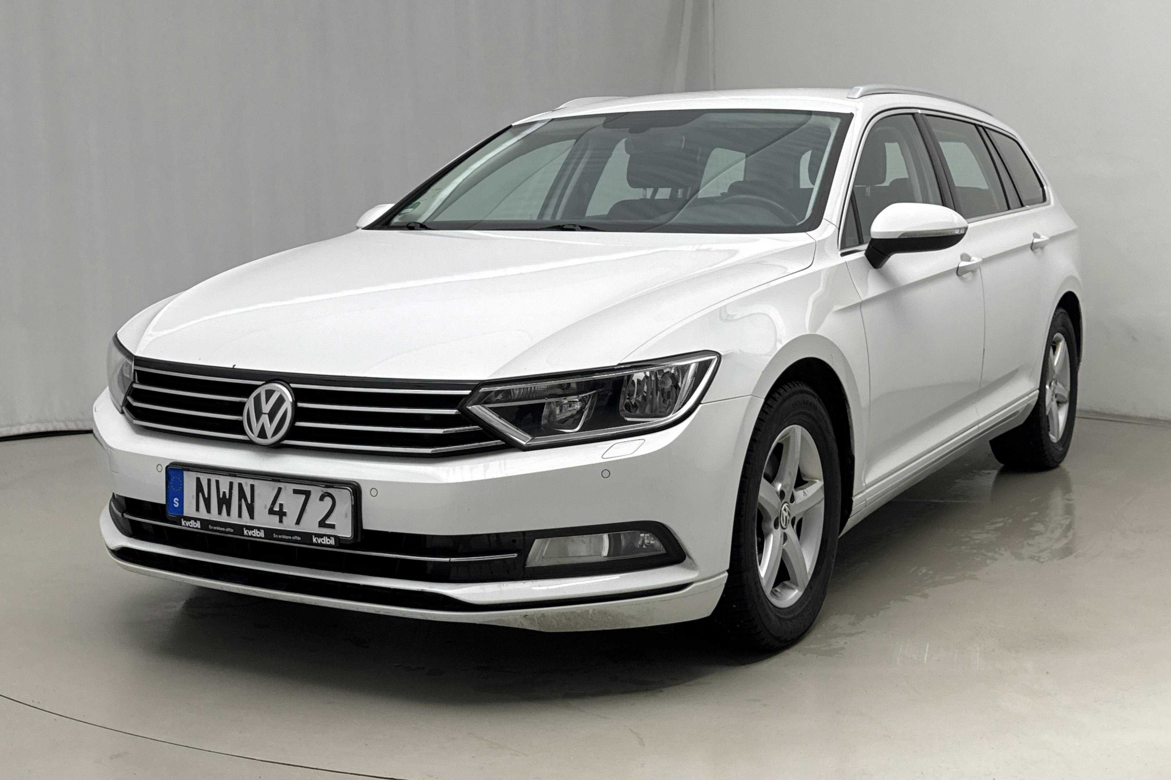 Presentationsfoto 1 av 20: VW Passat 2.0 TDI Sportscombi (150hk) - 12 575 mil - Automat - vit - 2016