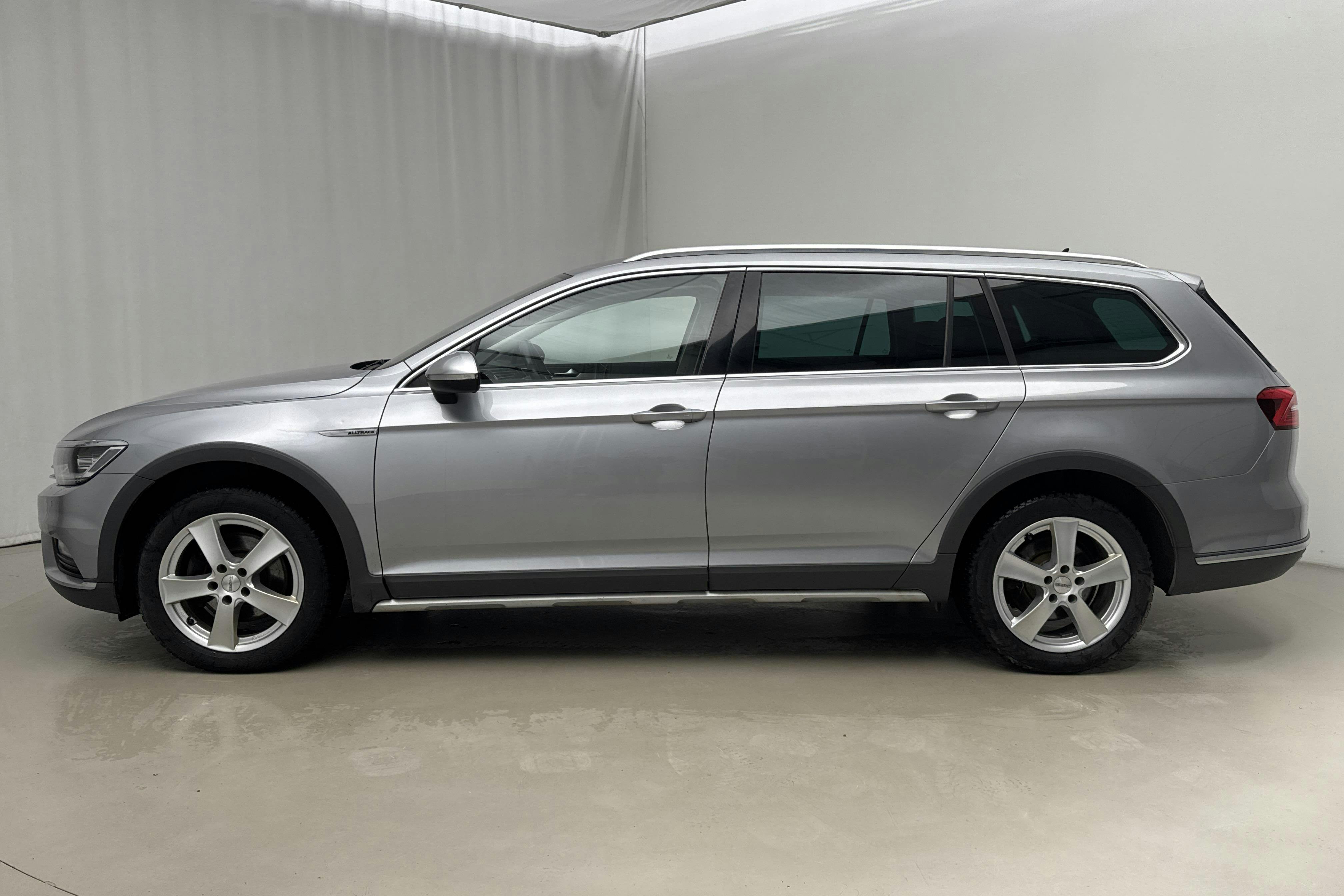Presentationsfoto 2 av 18: VW Passat Alltrack 2.0 TDI 4MOTION (190hk) - 16 915 mil - Automat - silver - 2019
