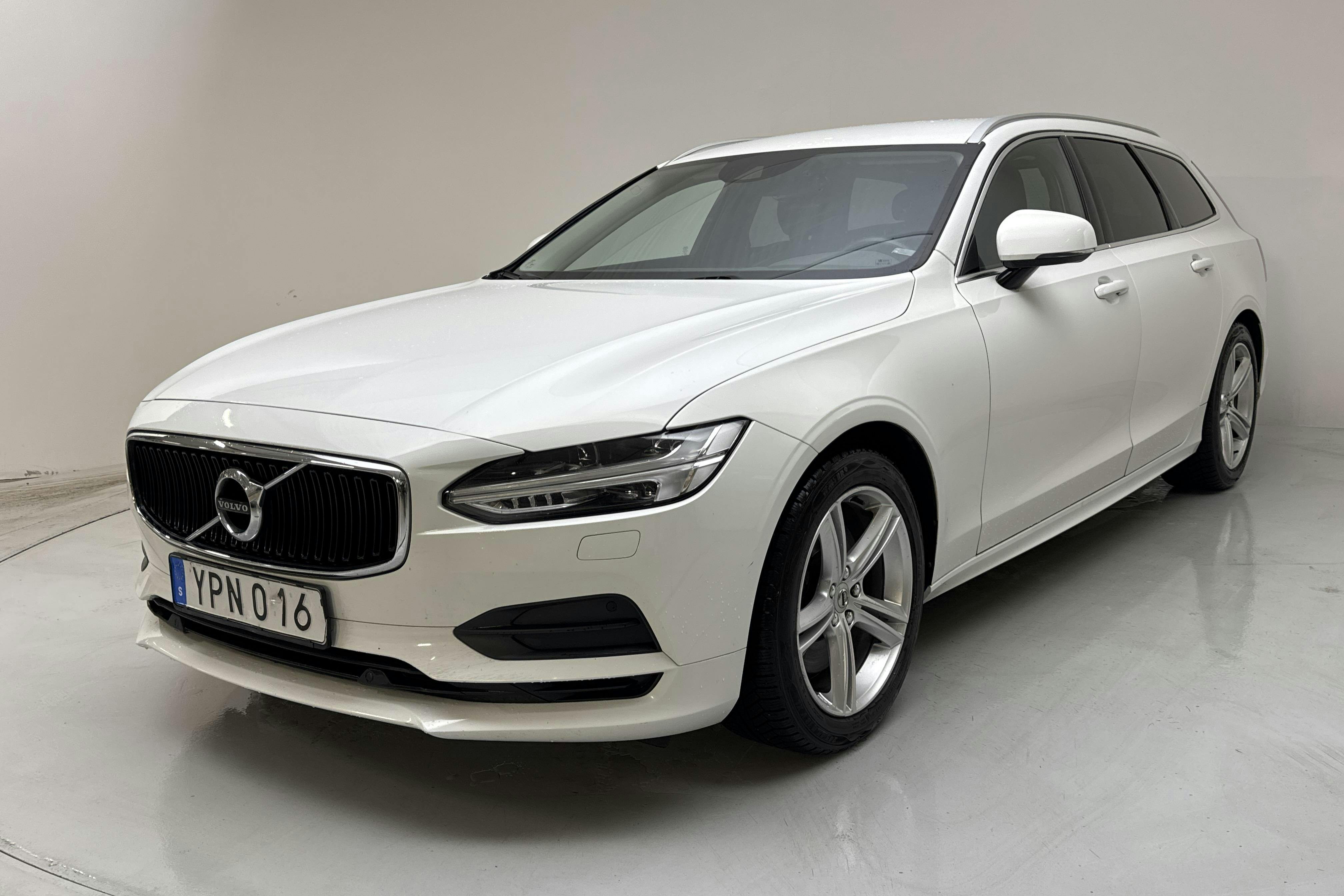 Presentationsfoto 1 av 15: Volvo V90 T4 (190hk) - 15 665 mil - Automat - vit - 2019