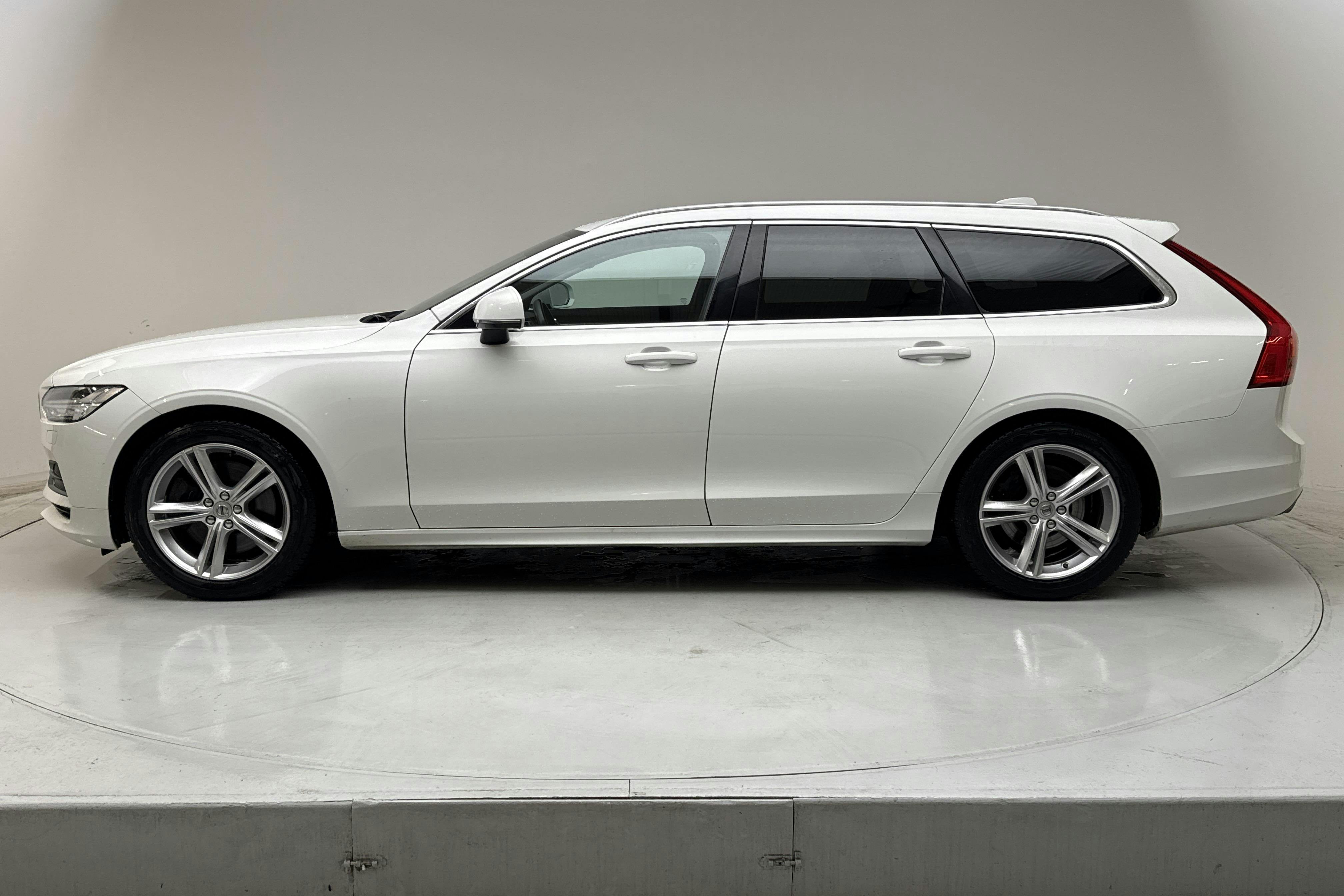 Presentationsfoto 2 av 15: Volvo V90 T4 (190hk) - 15 665 mil - Automat - vit - 2019