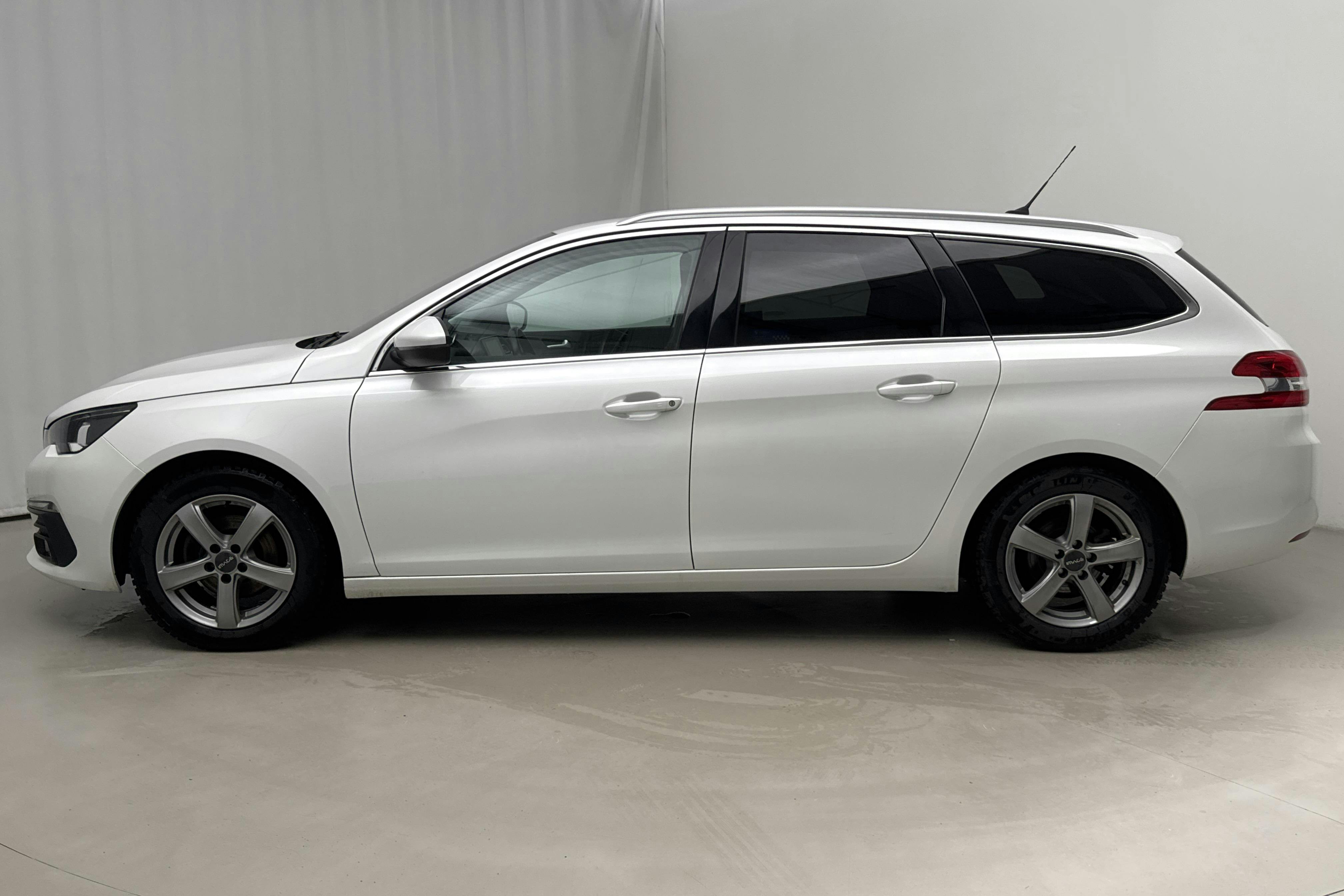 Presentationsfoto 2 av 12: Peugeot 308 SW PureTech (130hk) - 9 274 mil - Automat - vit - 2020